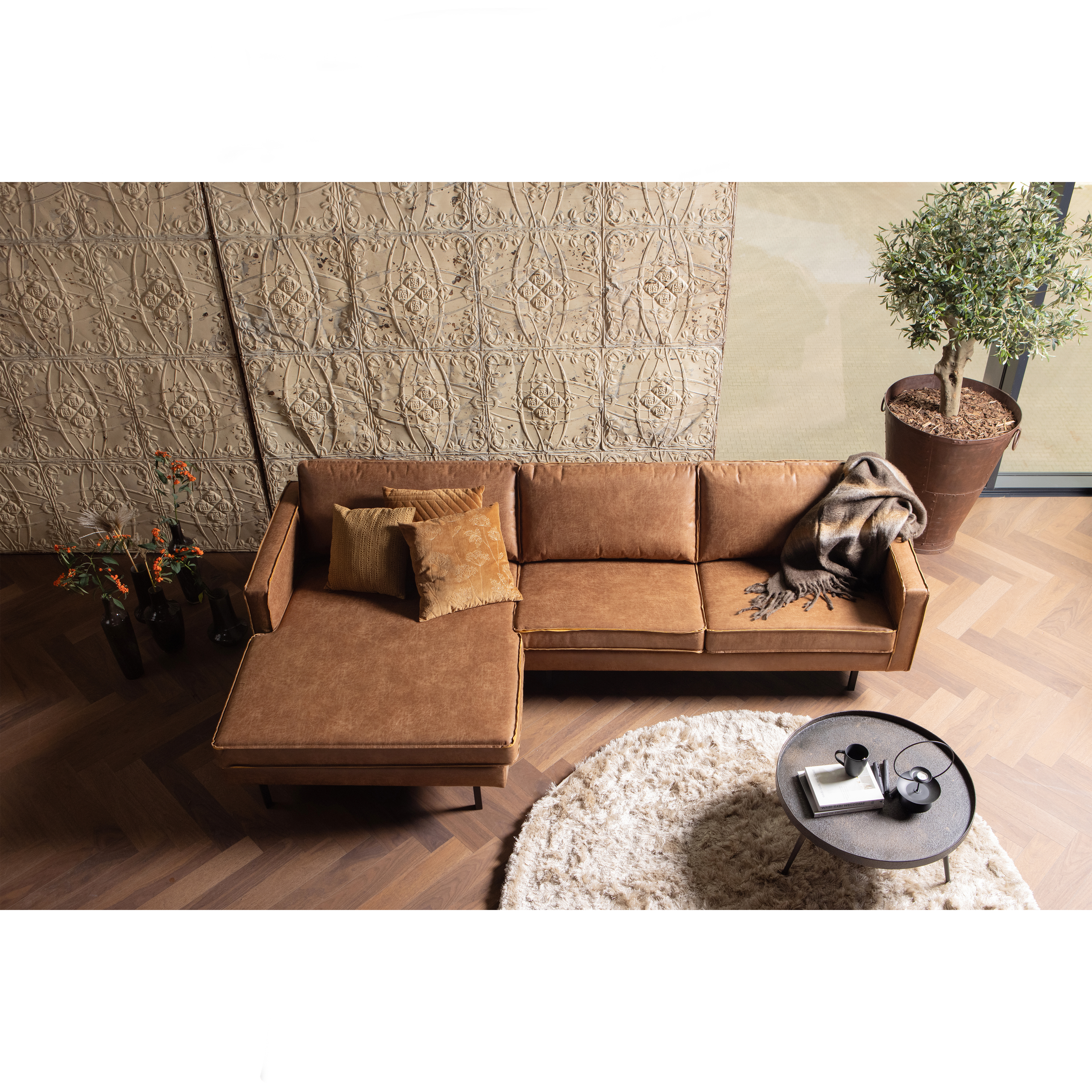 800905-B-800282-N-800948-G-800228-C-01_SF_BP_Rodeo_chaise_lonque_links_cognac_Praline_vloerkleed_Bounds_bijzettafel_Wrap_plaid_coffee.jpg?auto=webp&format=png&width=1500&height=1500