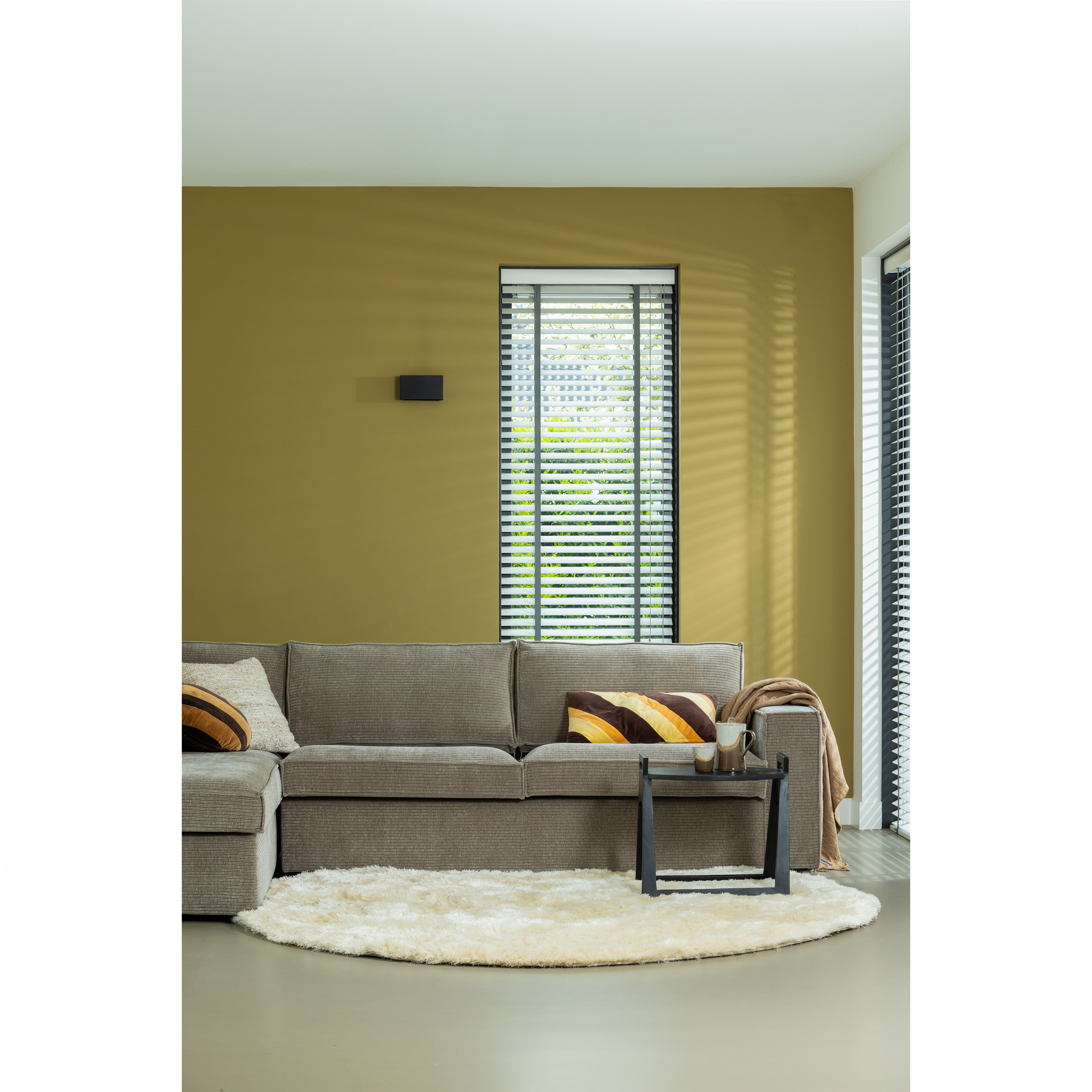 700508-RC-200399-Z-800282-I-02_SF_BL_Hajo_bank_Flo_bijzettafel_Praline_vloerkleed.jpg?auto=webp&format=png&width=1500&height=1500