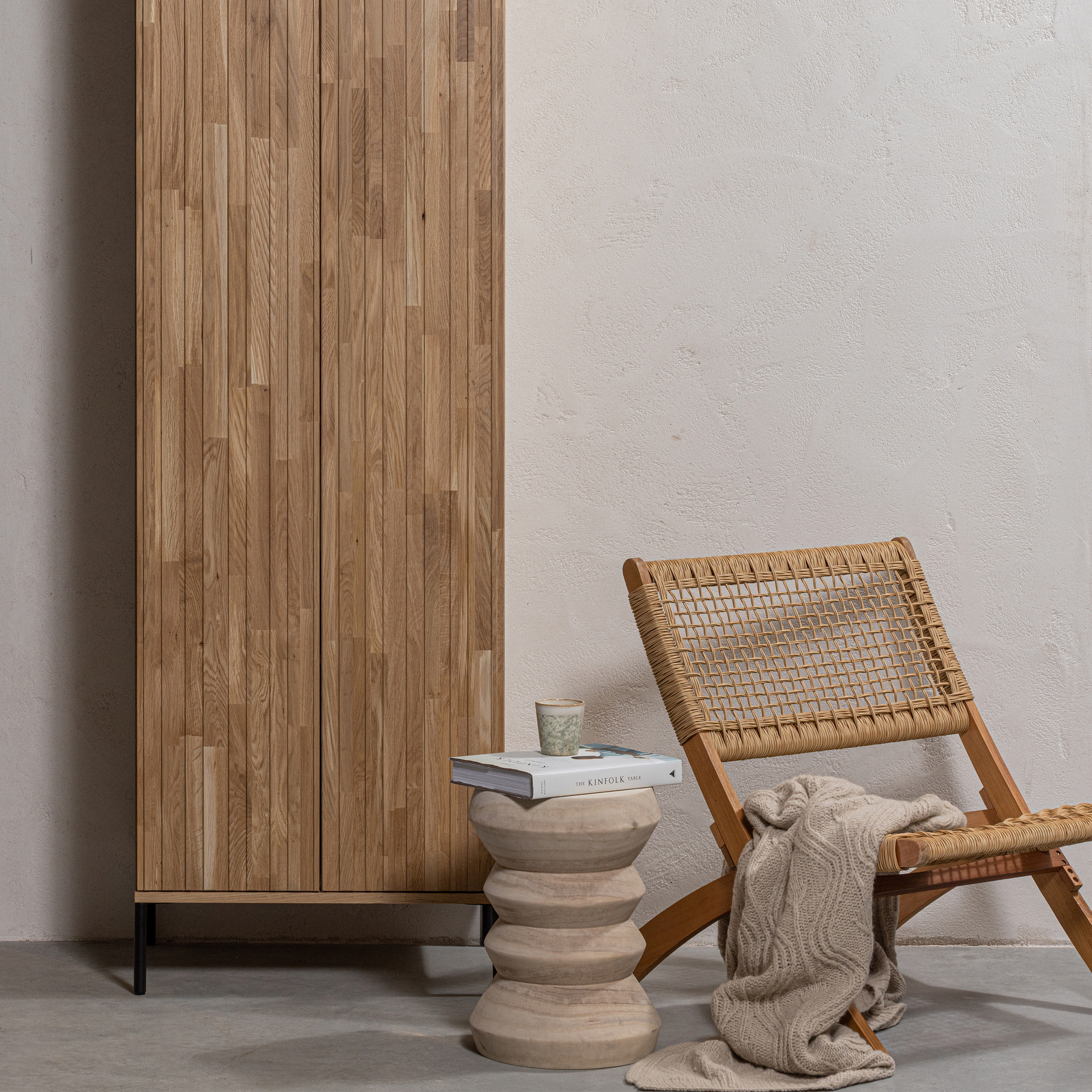 373474-B-377162-N-373458-N-01_SF_WE_New_Gravure_hoge_kast_blank_lak_eiken_Lois_klapstoel_Babs_kruk_VIERKANT.jpg?auto=webp&format=png&width=1500&height=1500