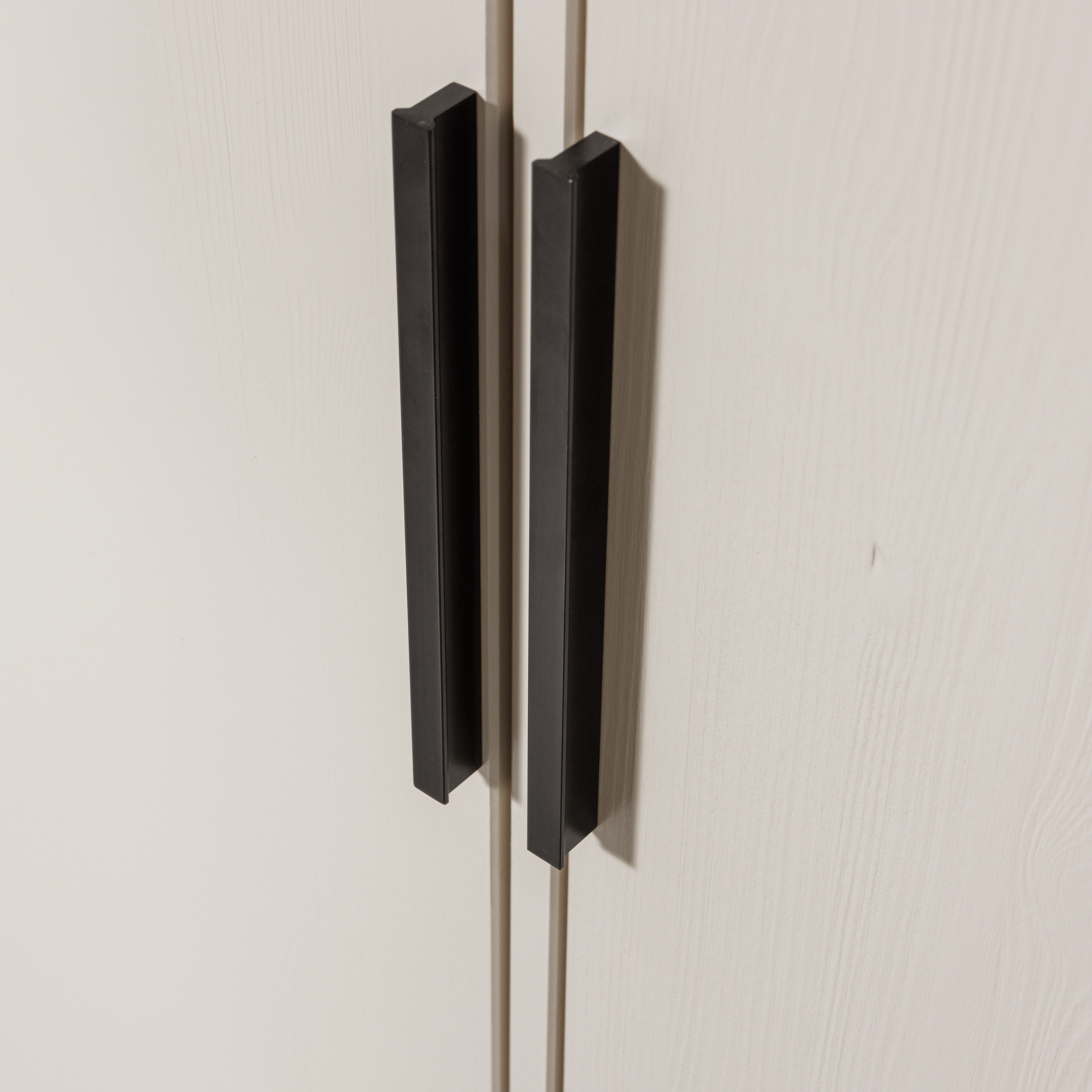 373212-D-01_VS_FA_Adam_2_deurs_kast_grenen_dust_detail.png?auto=webp&format=png&width=1500&height=1500