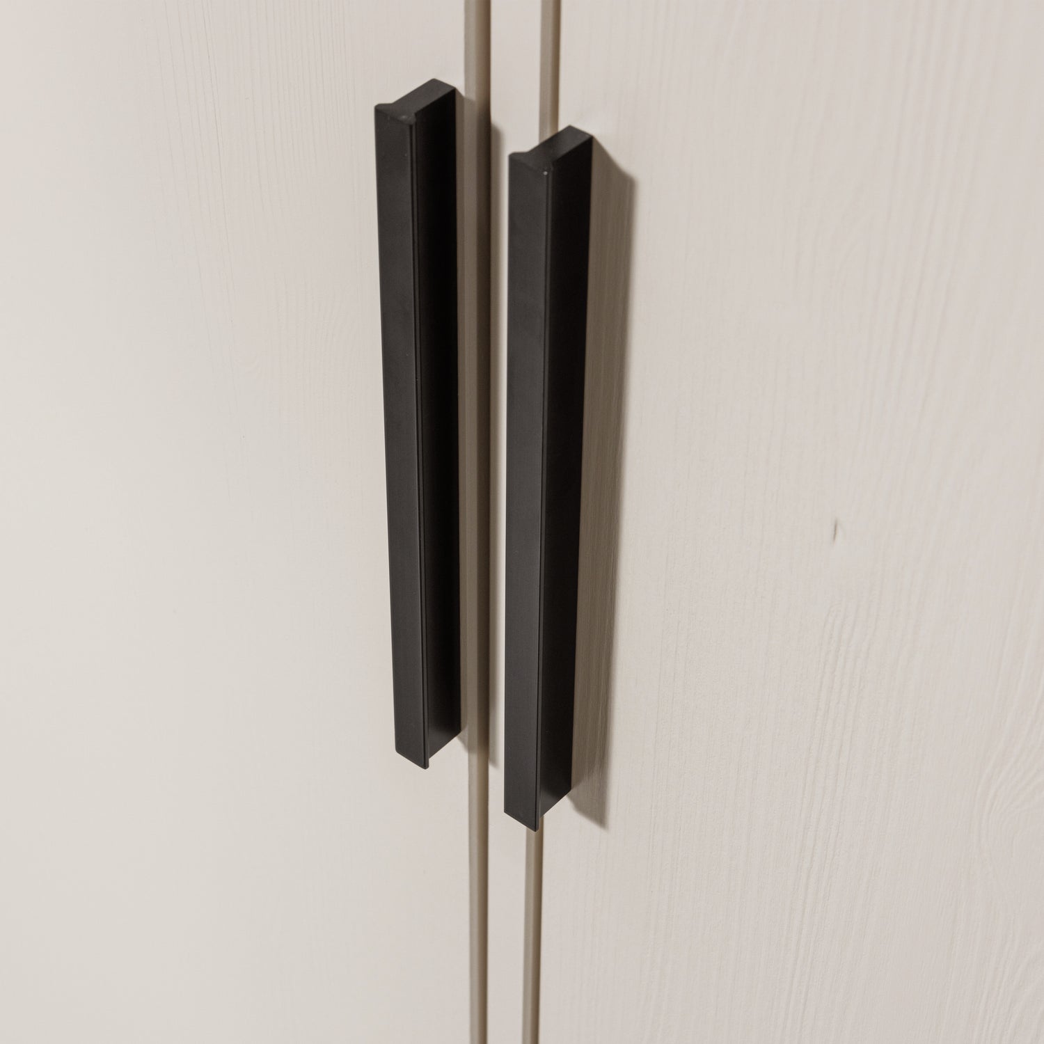 373212-D-01_VS_FA_Adam_2_deurs_kast_grenen_dust_detail.png?auto=webp&format=png&width=1500&height=1500