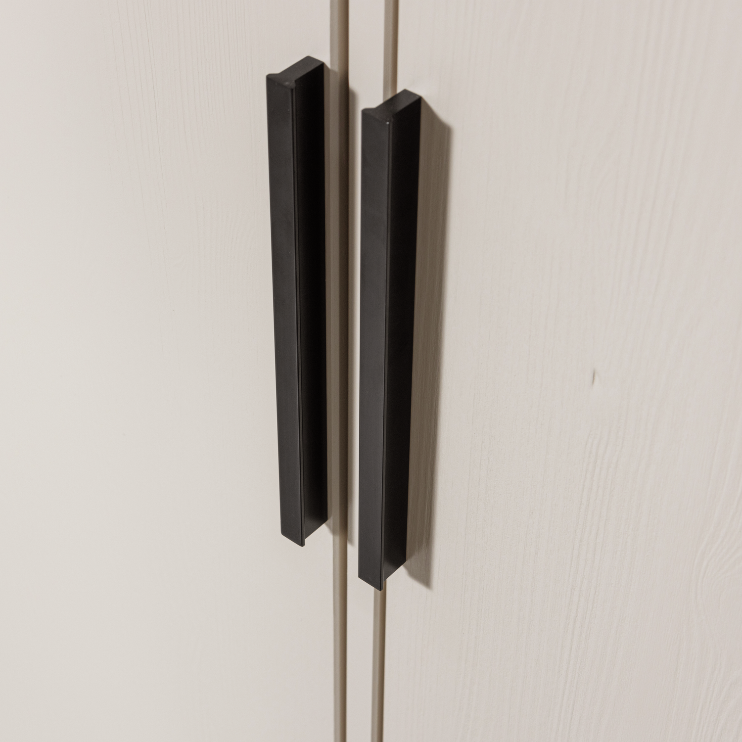 373212-D-01_VS_FA_Adam_2_deurs_kast_grenen_dust_detail.png?auto=webp&format=png&width=1500&height=1500