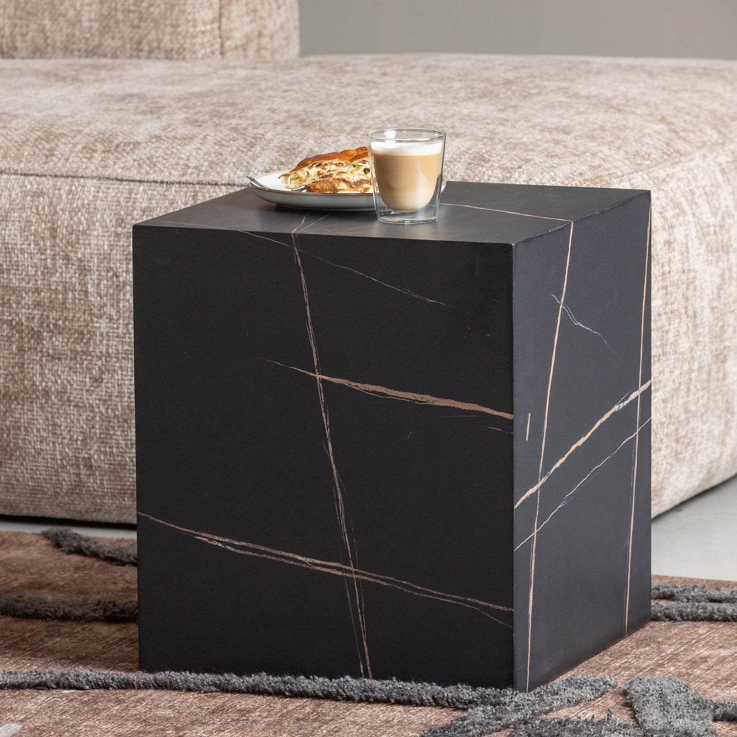 375694-MR-373434-Z-01_SF_WE_Bean_hoekbank_travertin_Benji_bijzettafel_VIERKANT.jpg?auto=webp&format=png&width=1500&height=1500