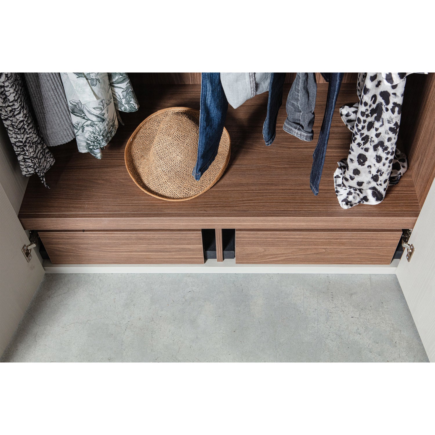 379569-G-02_SF_FA_Rens_3_deurskast_kiezel_grijs_detail.jpg?auto=webp&format=png&width=1500&height=1500