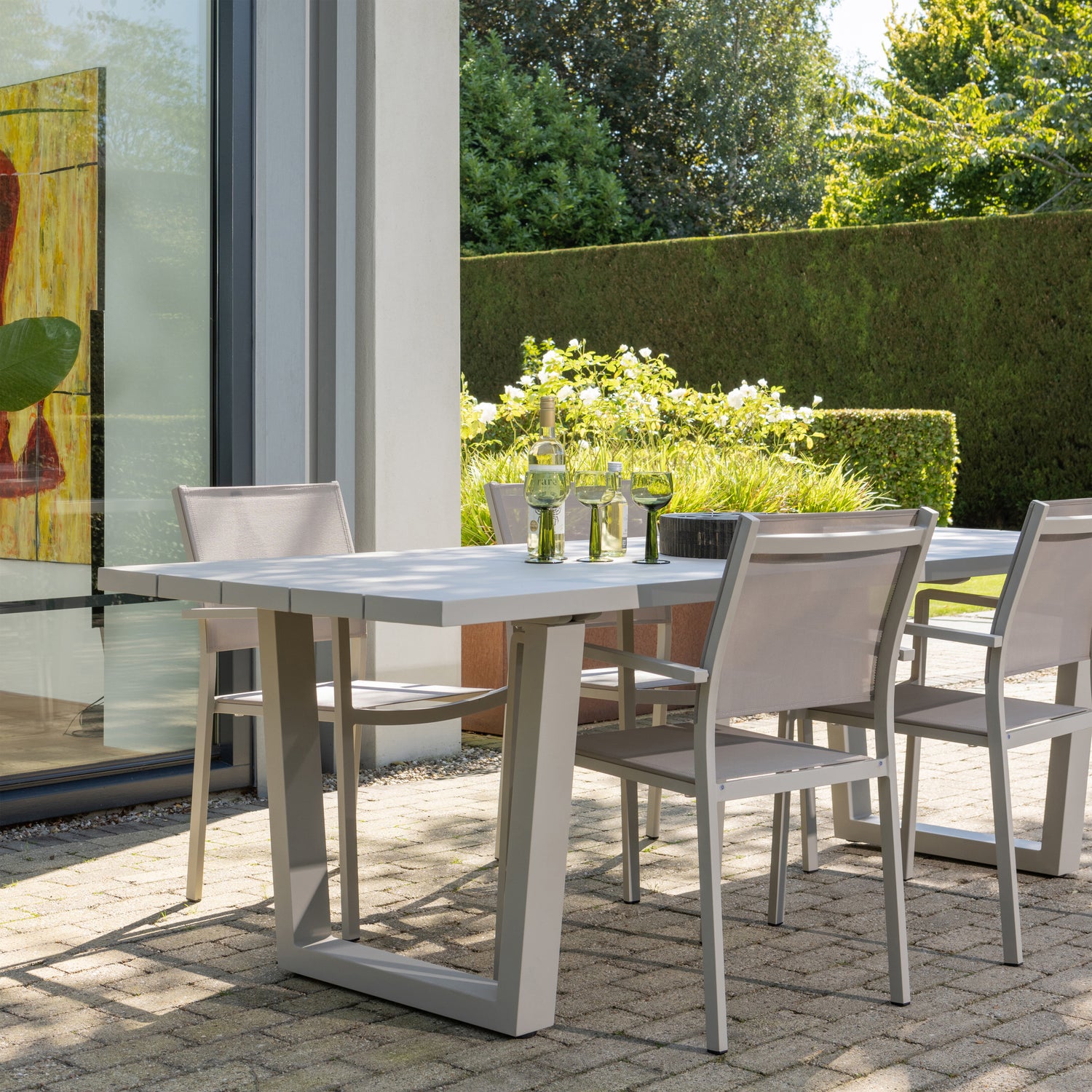 500008-Z-500013-Z-04_SF_EXT_Bear_eettafel_aluminium_zand_Fowl_eetstoel_aluminium_textileen_zand_VIERKANT.jpg?auto=webp&format=png&width=1500&height=1500