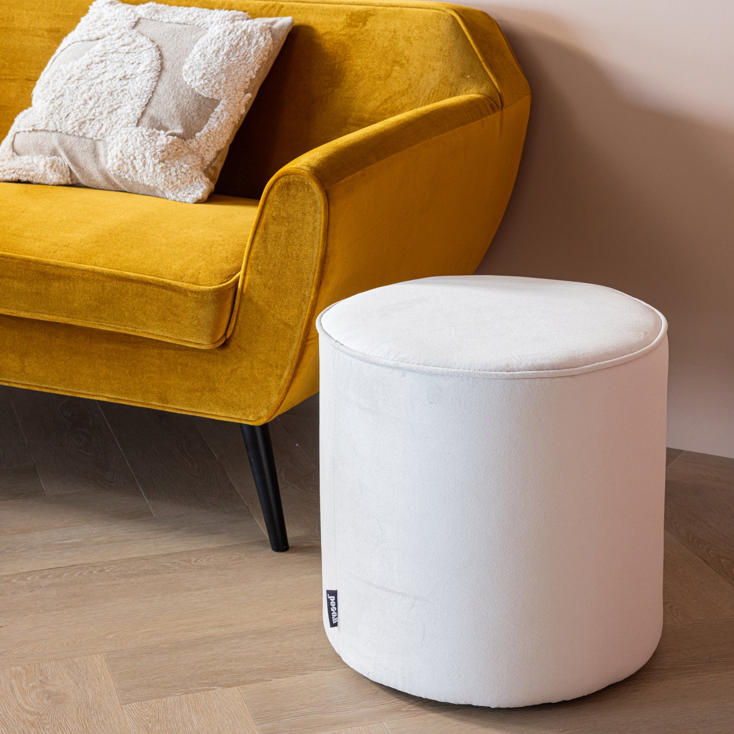 350409-OW_01_SF_Sara_poef_hoog_velvet_offwhite_vierkant.jpg?auto=webp&format=png&width=1500&height=1500