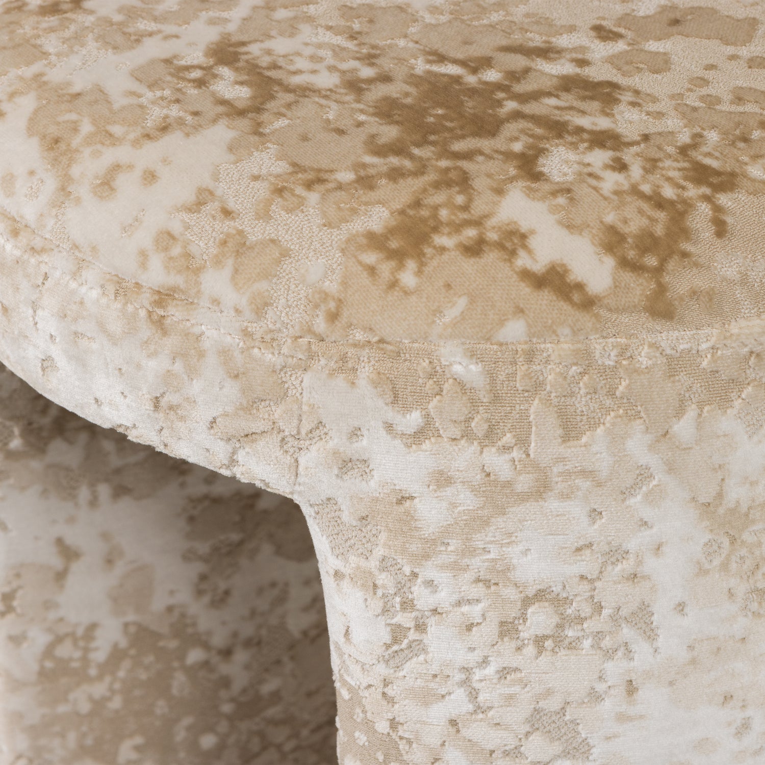 374979-B_02_VS_ES_Charlie_gestoffeerde_kruk_structuur_beige__fsc__detail.png?auto=webp&format=png&width=1500&height=1500