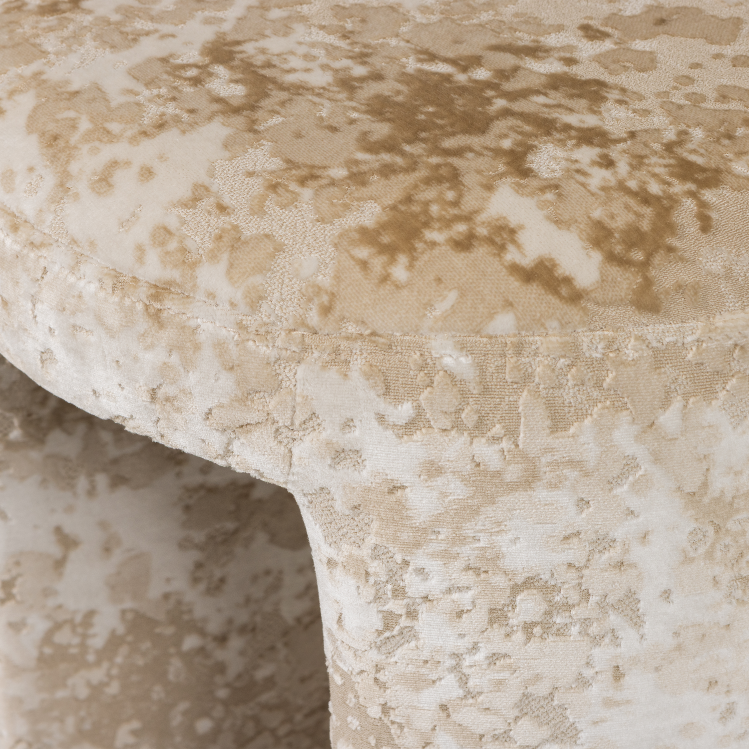 374979-B_02_VS_ES_Charlie_gestoffeerde_kruk_structuur_beige__fsc__detail.png?auto=webp&format=png&width=1500&height=1500