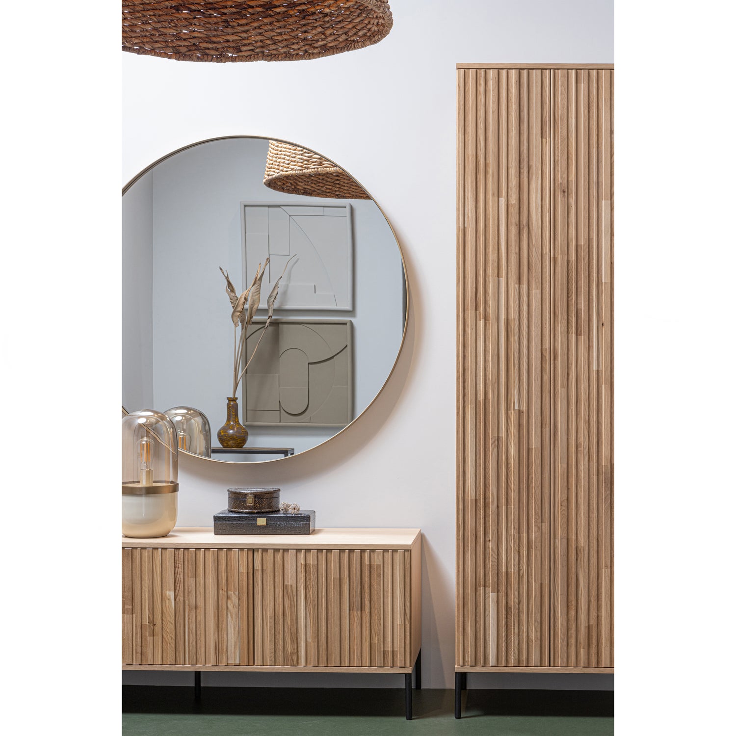 373907-G-373474-B-373473-B-375415-G-01_SF_FA_Doutzen_spiegel_metaal_goud_O115cm_New_Gravure_hoge_kast_tvmeubel_blanke_lak_Fiona.jpg?auto=webp&format=png&width=1500&height=1500