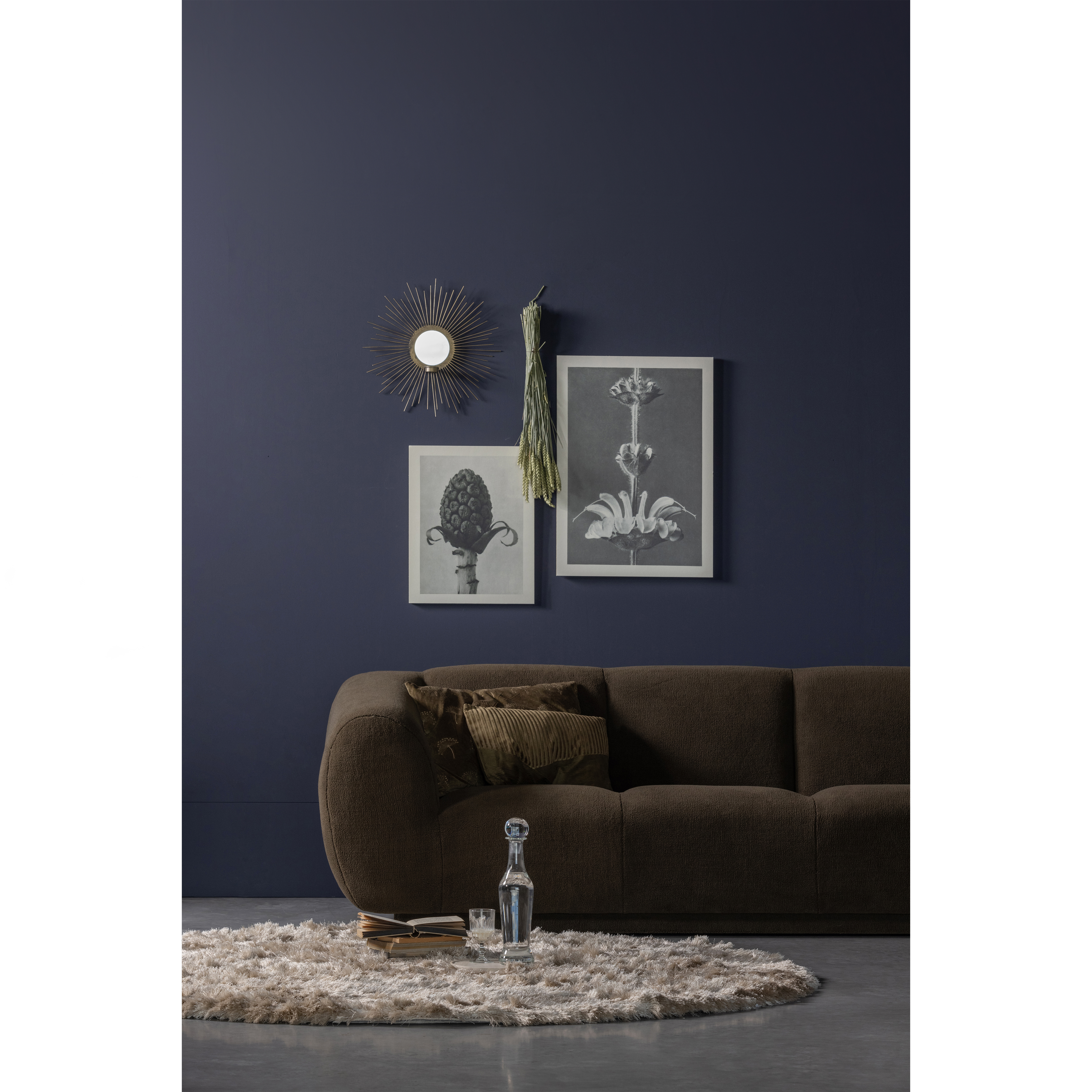 801086-G-800282-N-801041-G-801036-G-800016-B-801073-T-02_SF_BP_Woolly_3-zits_bank_Praline_vloerkleed_Artwork_plantstudie_21_60_Sunny_spiegel_Welts_kussen.jpg?auto=webp&format=png&width=1500&height=1500