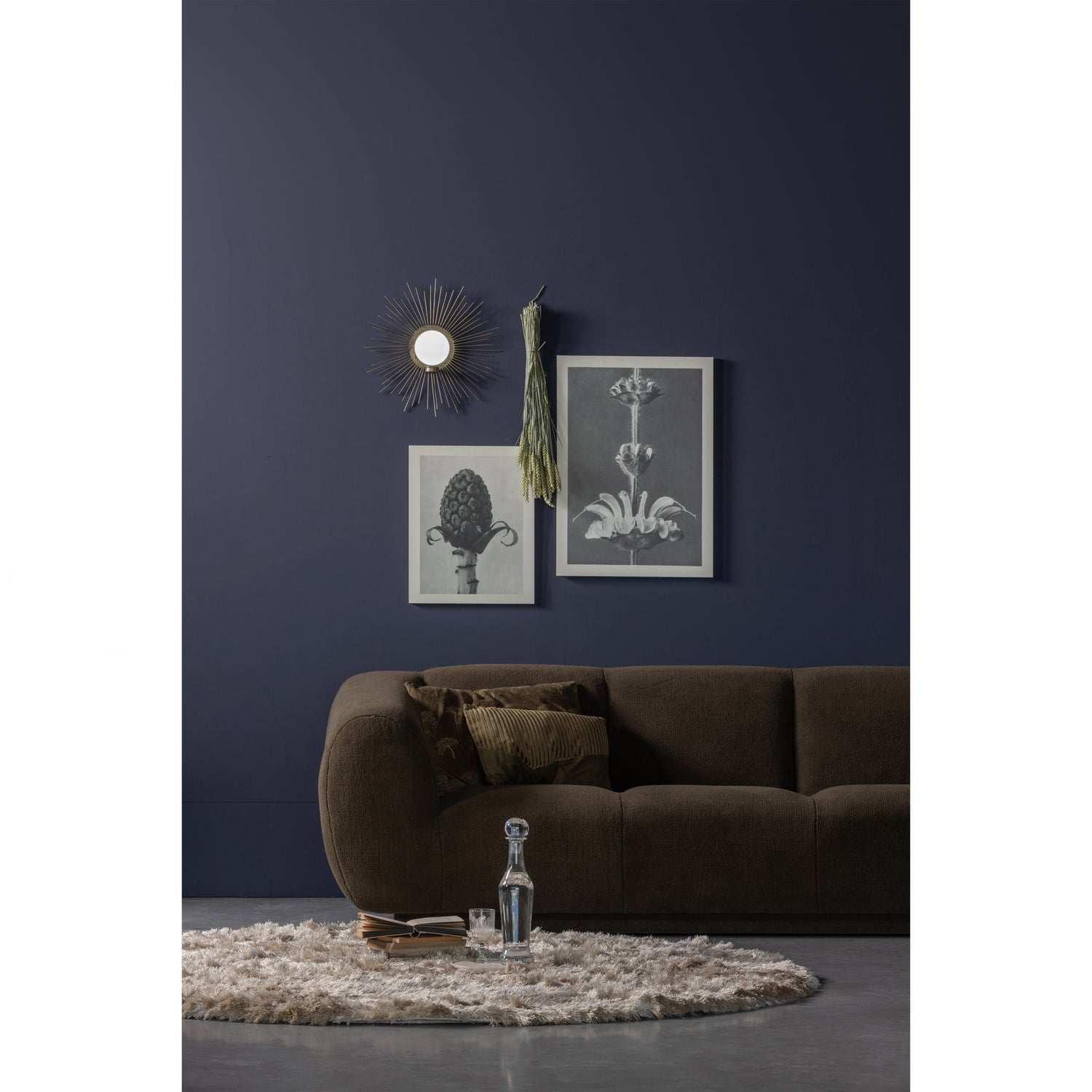 801086-G-800282-N-801041-G-801036-G-800016-B-801073-T-02_SF_BP_Woolly_3-zits_bank_Praline_vloerkleed_Artwork_plantstudie_21_60_Sunny_spiegel_Welts_kussen.jpg?auto=webp&format=png&width=1500&height=1500