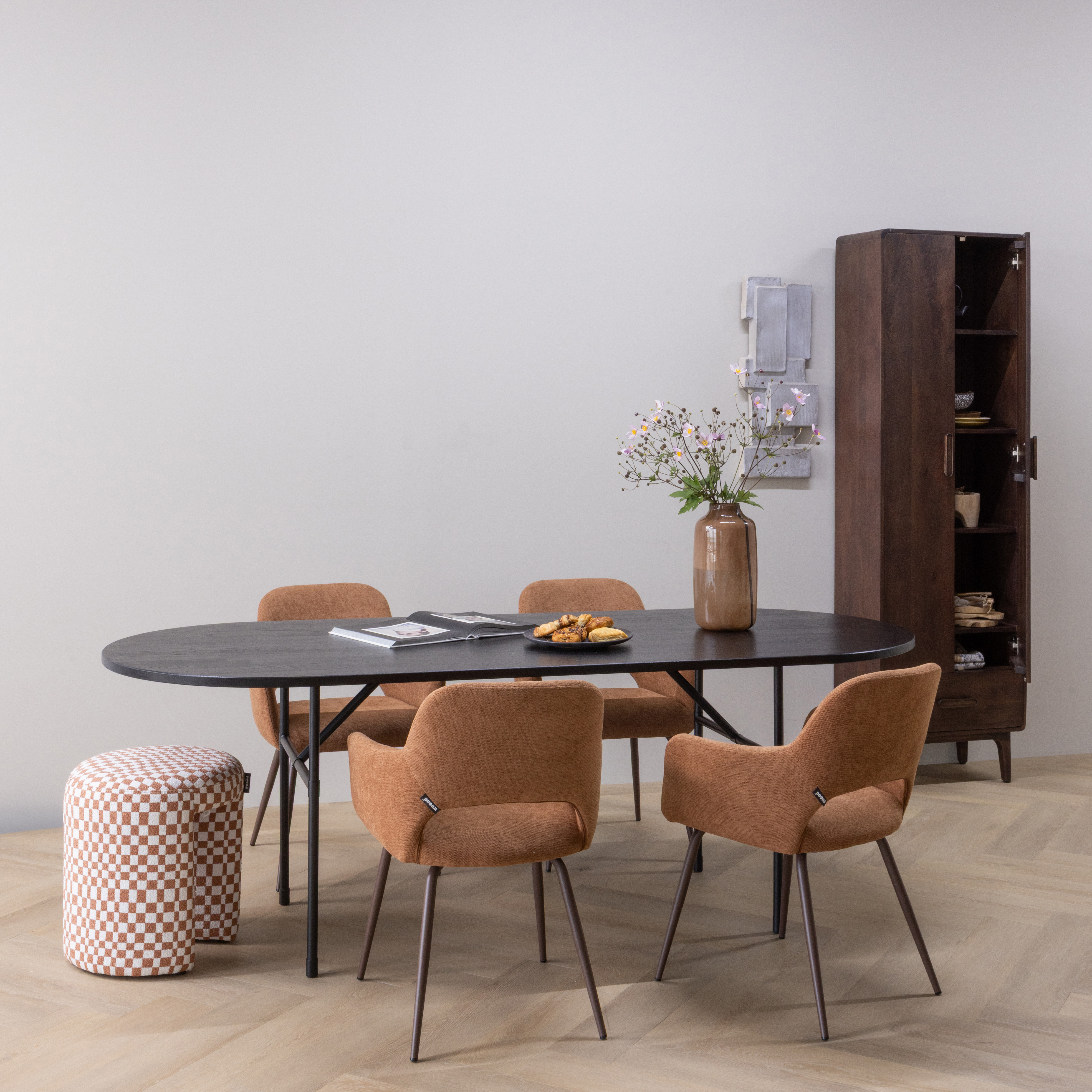 376039-Z__377479-B__374079-O_01_SF_Arthur_eettafel_ovaal_met_H-Poot_eiken_zwart_Jenny_Liya_hoge_kast_Charlie_kruk.jpg?auto=webp&format=png&width=1500&height=1500