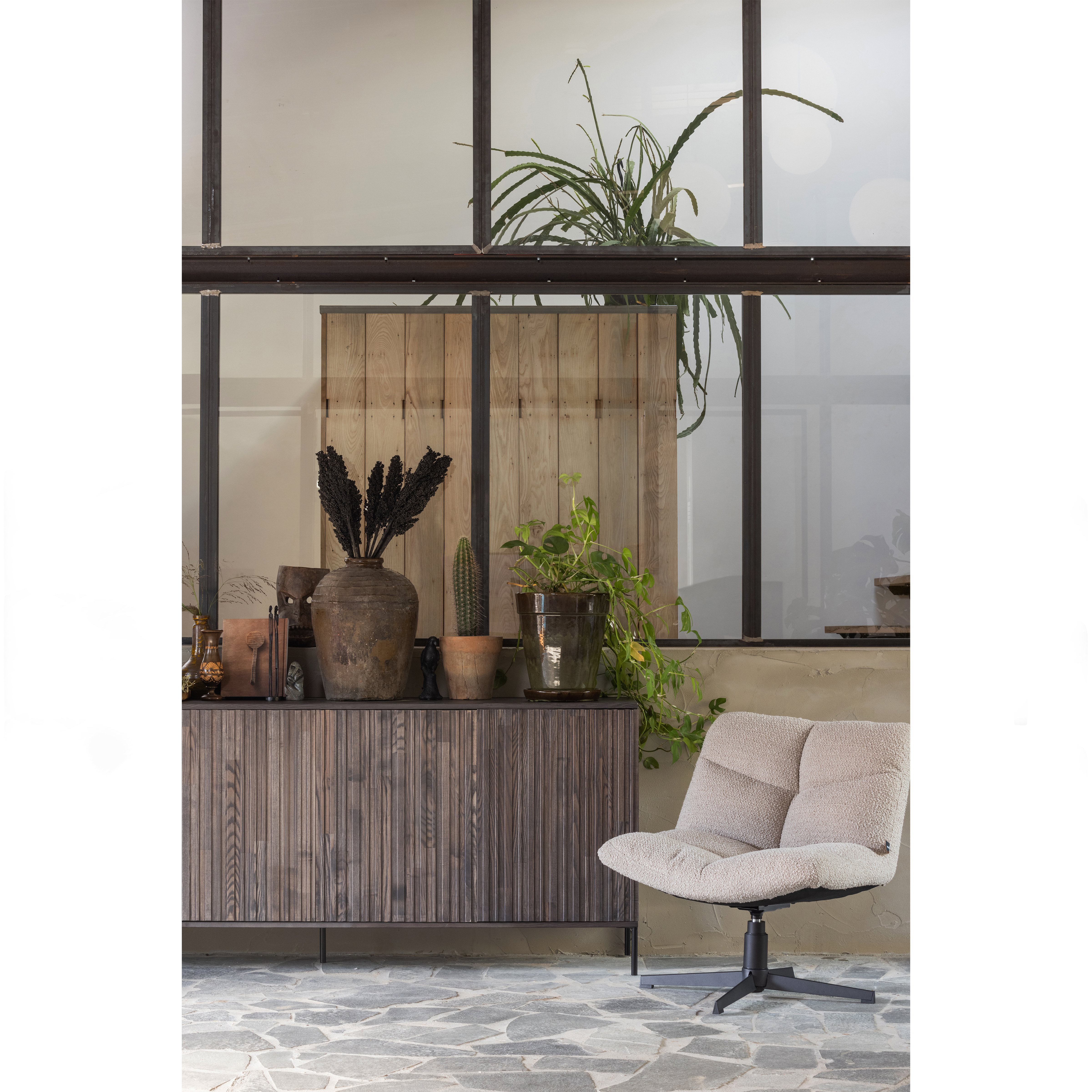 373471-E-377118-Z-01_SF_WE_Gravure_new_dressoir_espresso_Vinny_draaifauteuil.jpg?auto=webp&format=png&width=1500&height=1500