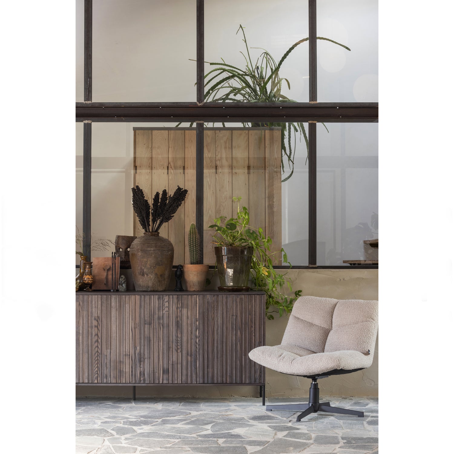 373471-E-377118-Z-01_SF_WE_Gravure_new_dressoir_espresso_Vinny_draaifauteuil.jpg?auto=webp&format=png&width=1500&height=1500