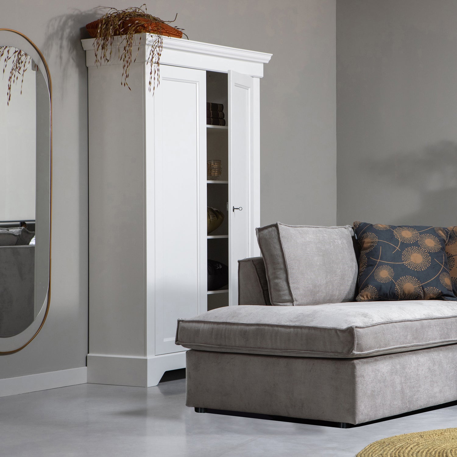 378562-W-375756-G-373227-B-373283-A-373295-Z-01_SF_FA_Isabel_kast_Thomas_hoekbank_links_Sanou_passpiegel_Ross_vloerkleed_Rocco_kussen_PS_VIERKANT.jpg?auto=webp&format=png&width=1500&height=1500