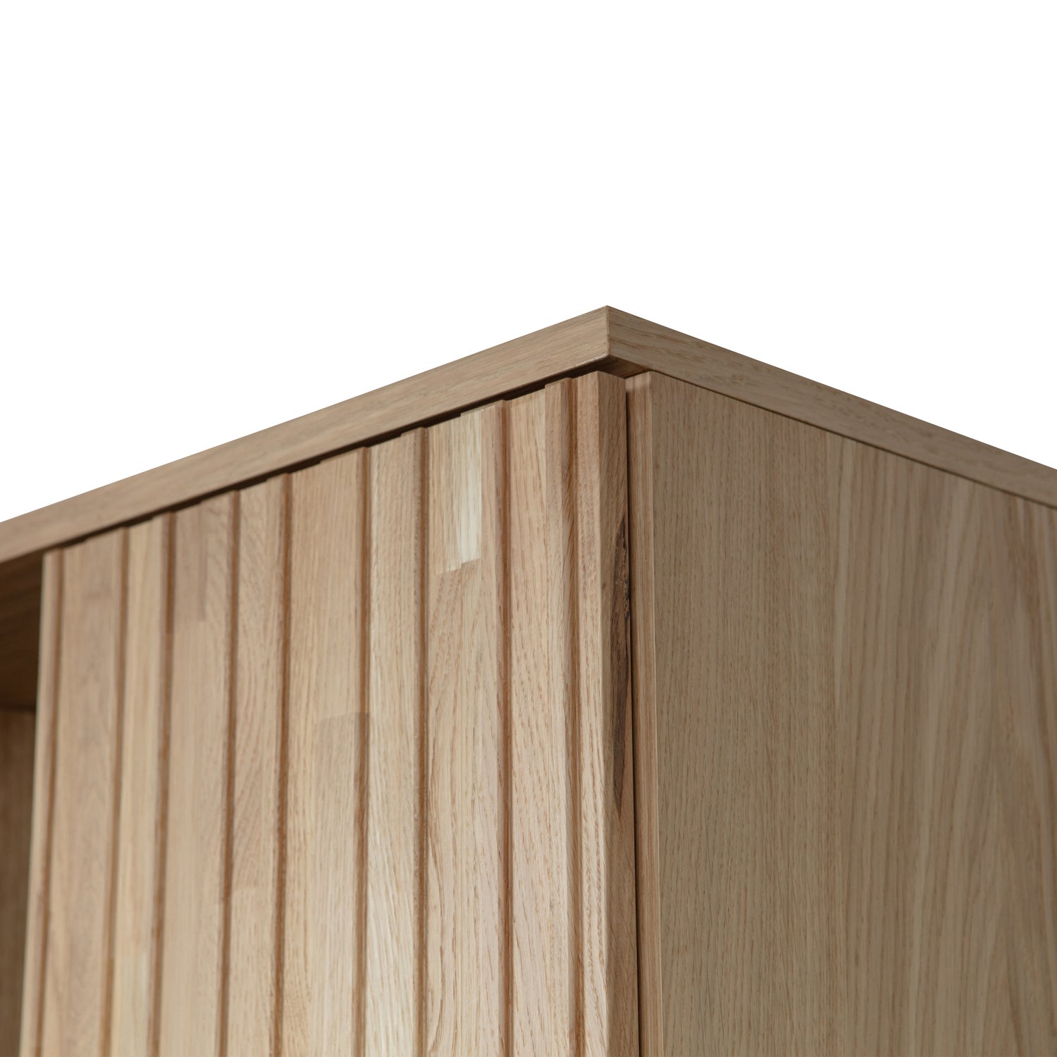 373474-B-01_VS_WE_New_gravure_hoge_kast_met_lade_eiken_blanke_lak_detail.jpg?auto=webp&format=png&width=1500&height=1500