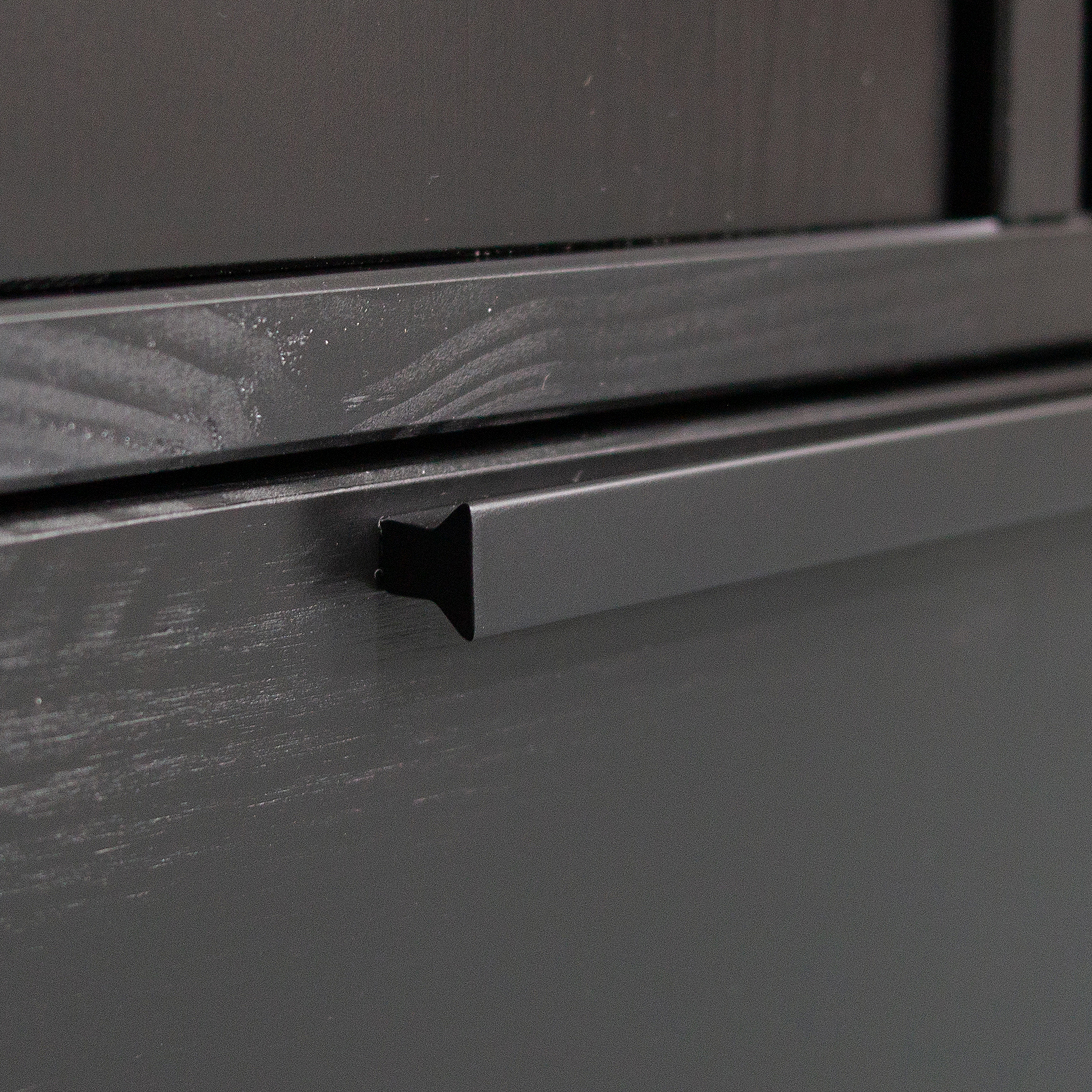 373212-Z-02_VS_FA_Adam_2-deurs_kast_grenen_zwart_detail.jpg?auto=webp&format=png&width=1500&height=1500