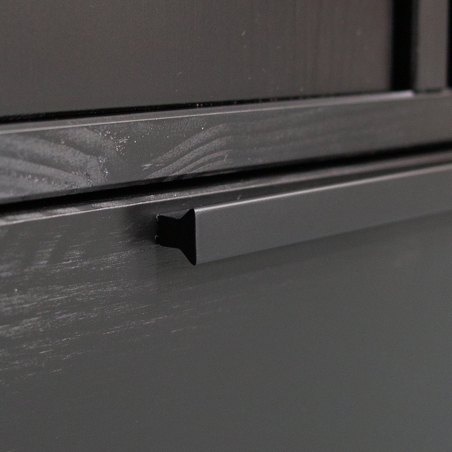 373212-Z-02_VS_FA_Adam_2-deurs_kast_grenen_zwart_detail.jpg?auto=webp&format=png&width=1500&height=1500