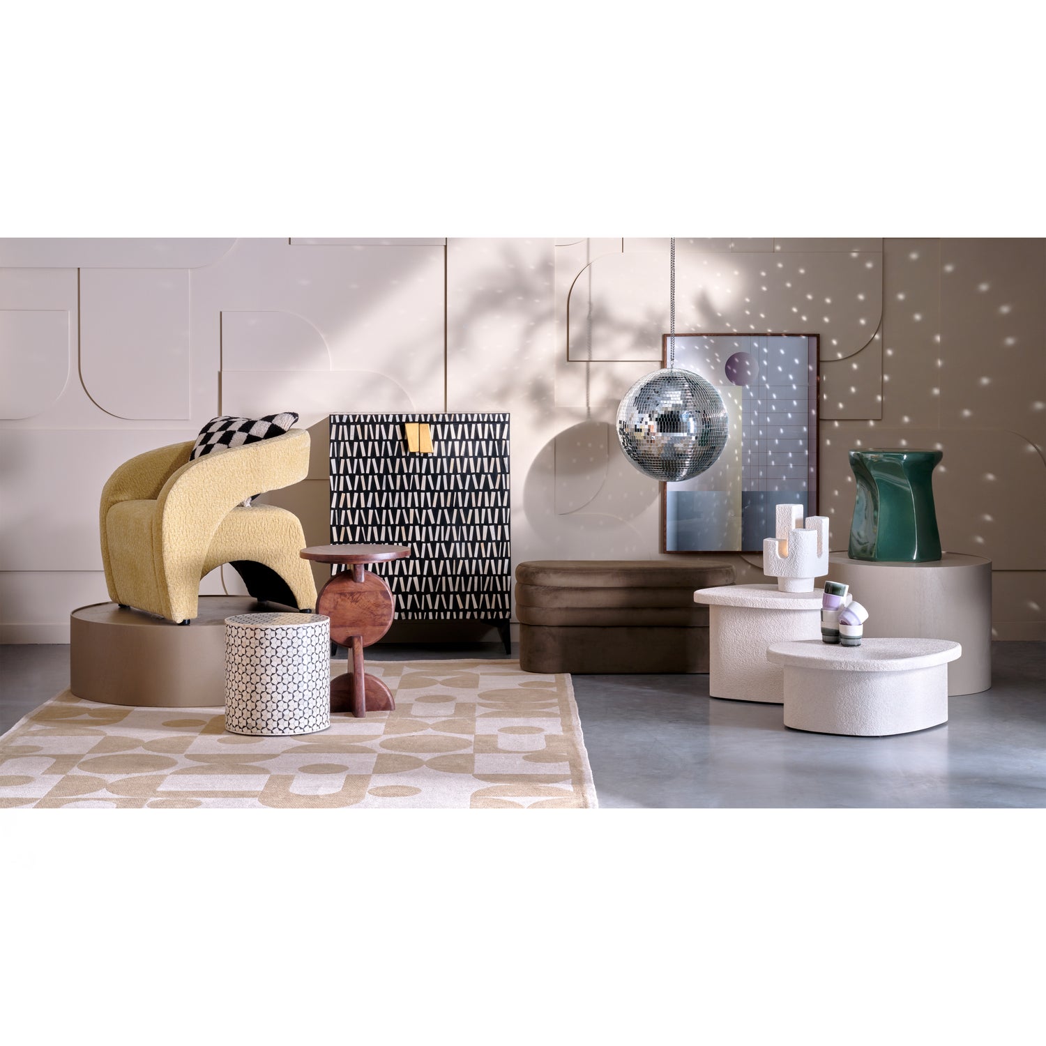 801432-L-373948-Z-373965-B-374082-Z-373949-Z-01_SF_BL_Radiate_fauteuil_lime_Menne_opbergkast_Nori_bijzettafel_Bone_discobal_Neva_bijzettafel.jpg?auto=webp&format=png&width=1500&height=1500