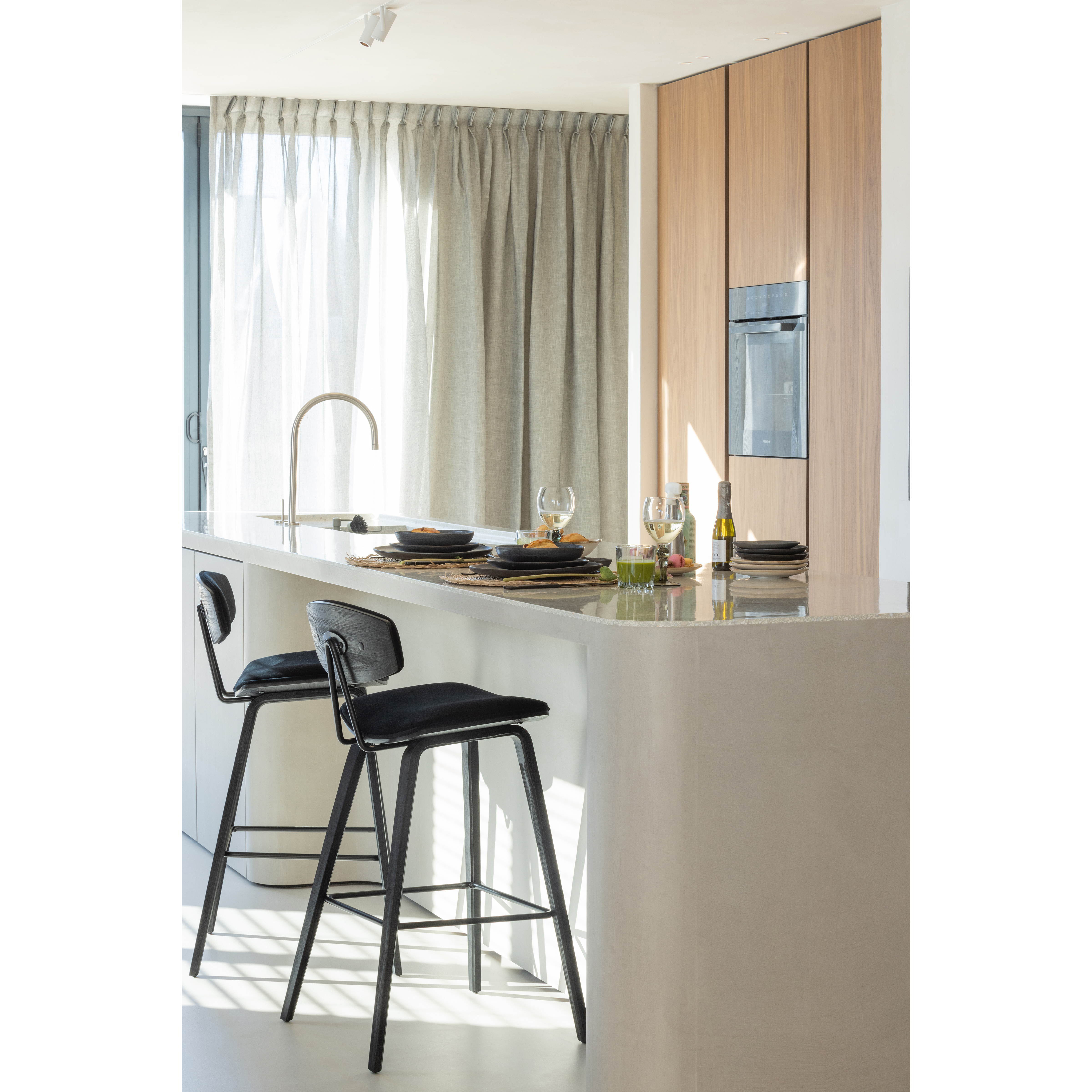 373310-Z_90403402-01_SF_BL_Senn_barstoel_zwart_Elba_inbetween_grey.jpg?auto=webp&format=png&width=1500&height=1500