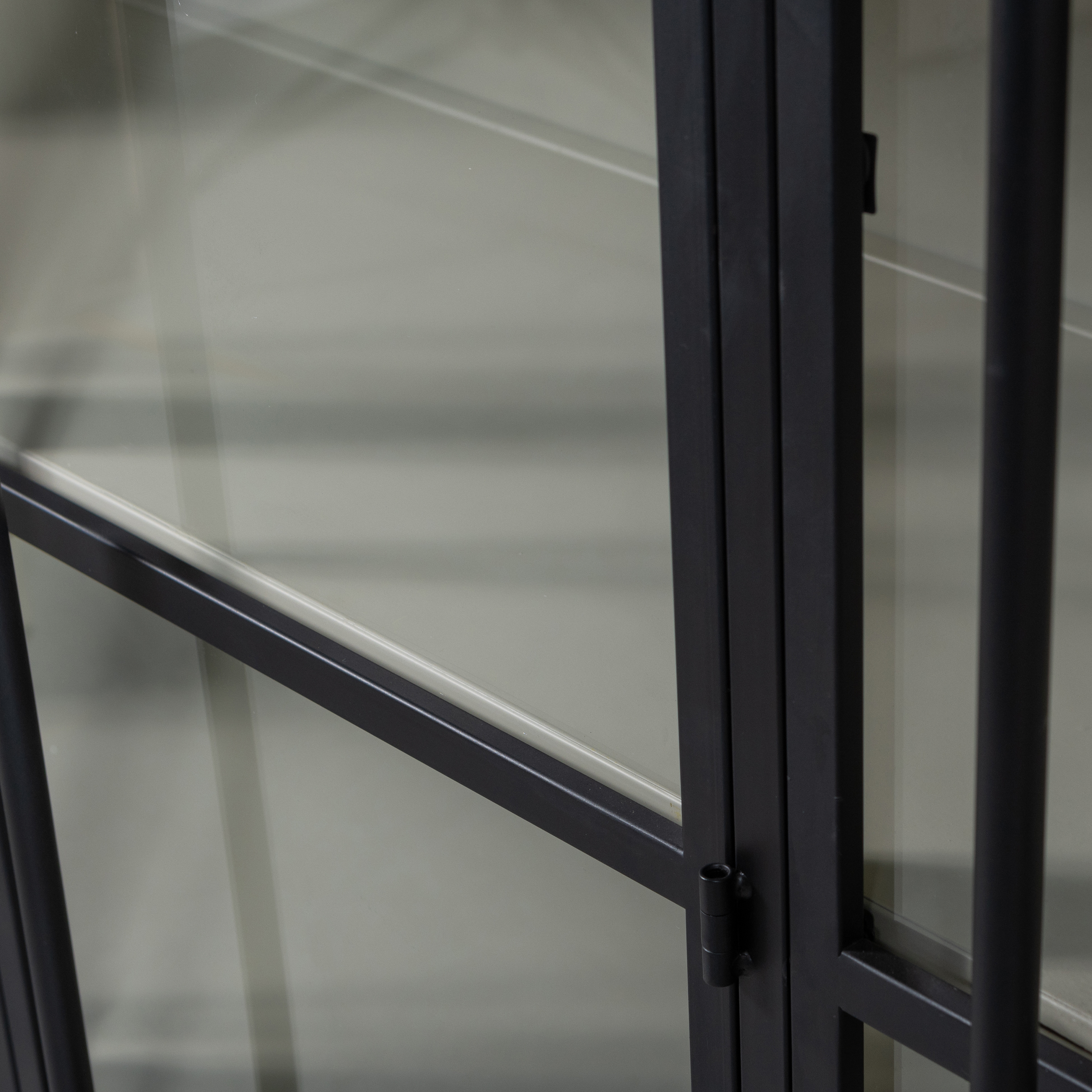 375042-Z-02_VS_WE_Exhibit_XL_3-deurs_vitrinekast_metaal_zwart_detail.png?auto=webp&format=png&width=1500&height=1500