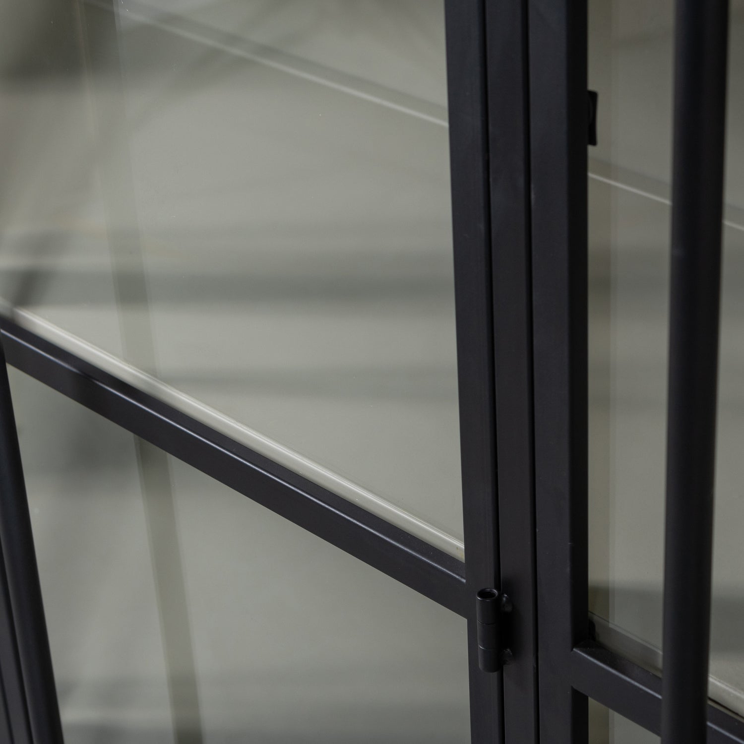 375042-Z-02_VS_WE_Exhibit_XL_3-deurs_vitrinekast_metaal_zwart_detail.png?auto=webp&format=png&width=1500&height=1500