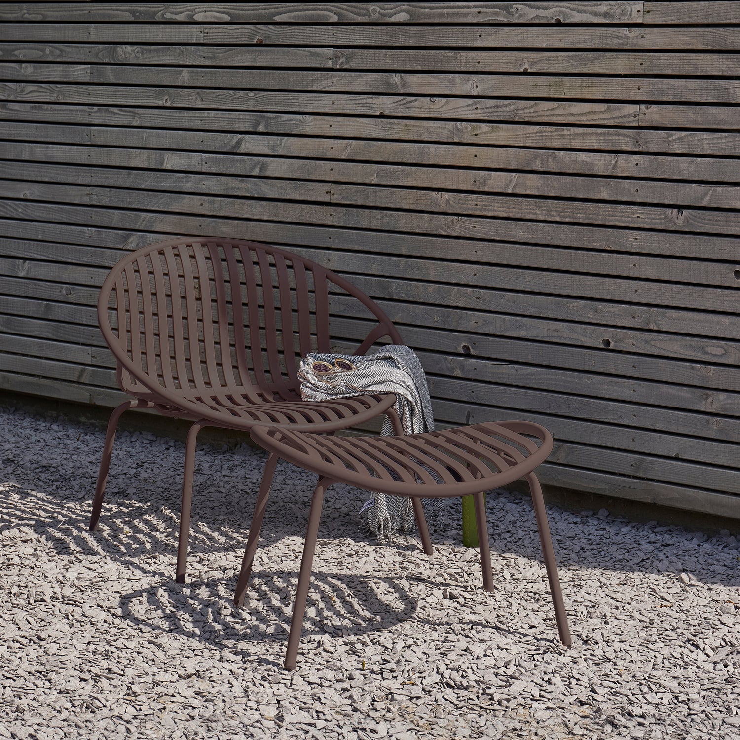 377441-P_01_SF_FA_WO_Bruce_tuin_fauteuil__hocker_ppmetaal_paarsbruin_vierkant.jpg?auto=webp&format=png&width=1500&height=1500