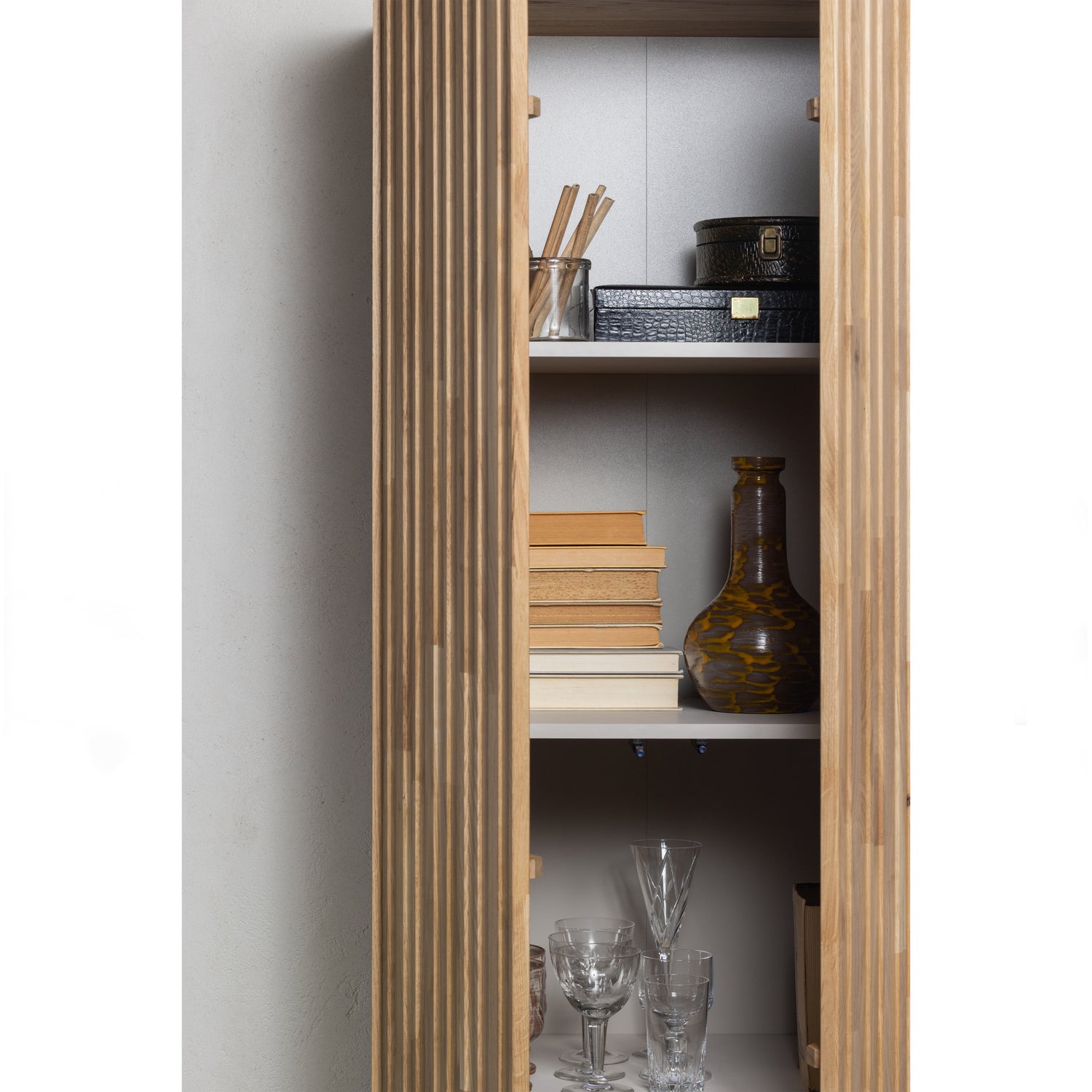 373474-B-01_SF_WE_New_Gravure_hoge_kast_blanke_lak_detail.jpg?auto=webp&format=png&width=1500&height=1500