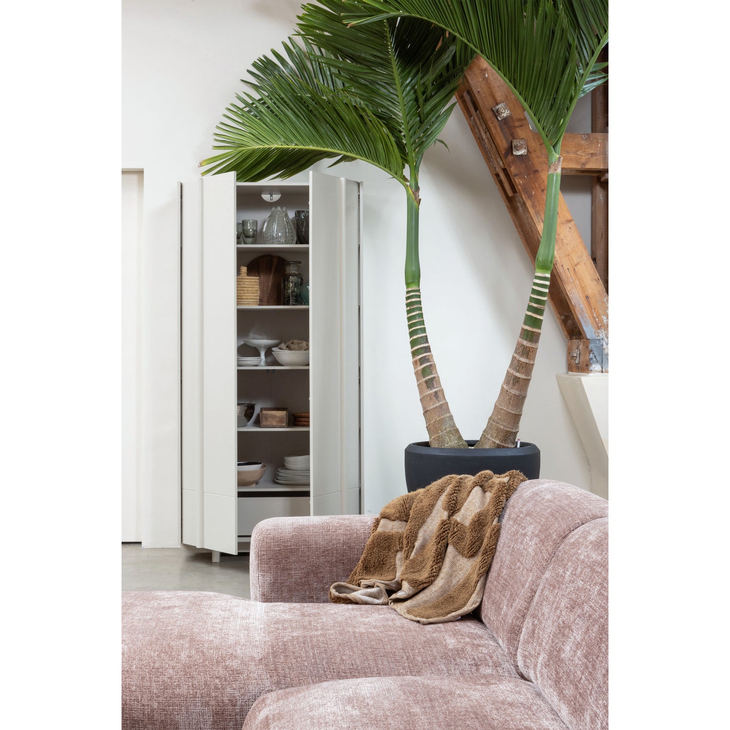 378139-T__375055-L__373992-D_01_SF_Cloud_chaise_longue_bank_links_chenille_taupe_roze_Nini_plaid_Basu_opbergkast_vierkant.jpg?auto=webp&format=png&width=1500&height=1500