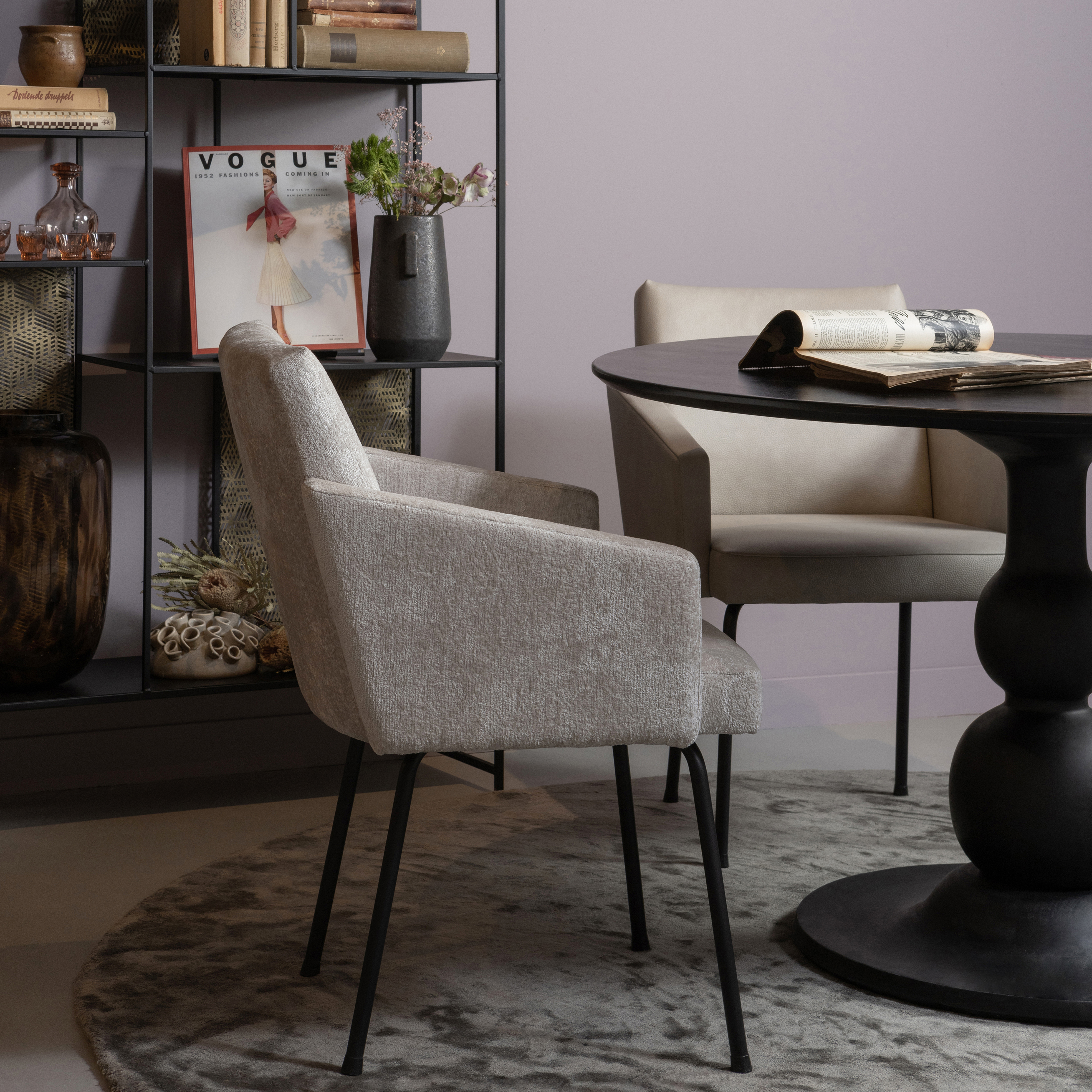 800014-Z-801186-Z-801139-L-801139-N-801118-B-800009-A-01_SF_BP_Blanco_eettafel__O120cm_zwart_Framed_vakkenkast_Mount_eetkamerstoel_naturel_Ravel_vloerkleed_Panter_vaas_VIERKANT.jpg?auto=webp&format=png&width=1500&height=1500