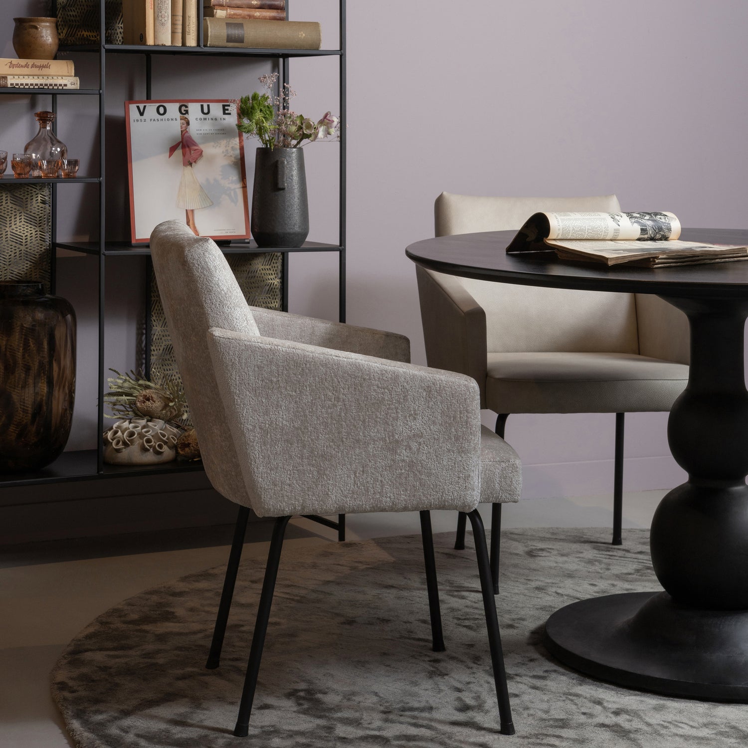 800014-Z-801186-Z-801139-L-801139-N-801118-B-800009-A-01_SF_BP_Blanco_eettafel__O120cm_zwart_Framed_vakkenkast_Mount_eetkamerstoel_naturel_Ravel_vloerkleed_Panter_vaas_VIERKANT.jpg?auto=webp&format=png&width=1500&height=1500