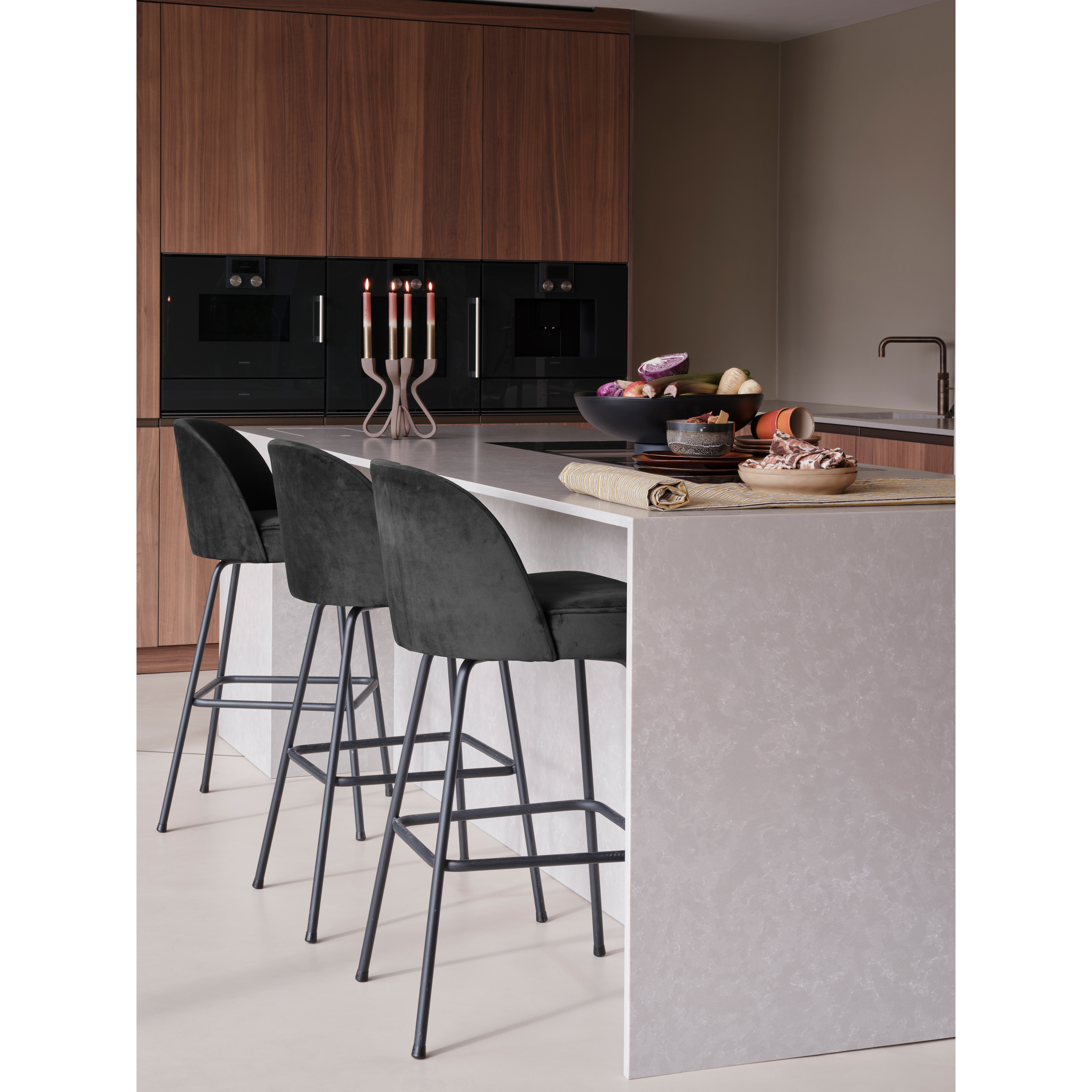 800293-Z-01_SF_BP_Vogue_barstoel_80cm_fluweel_zwart_PS.jpg?auto=webp&format=png&width=1500&height=1500