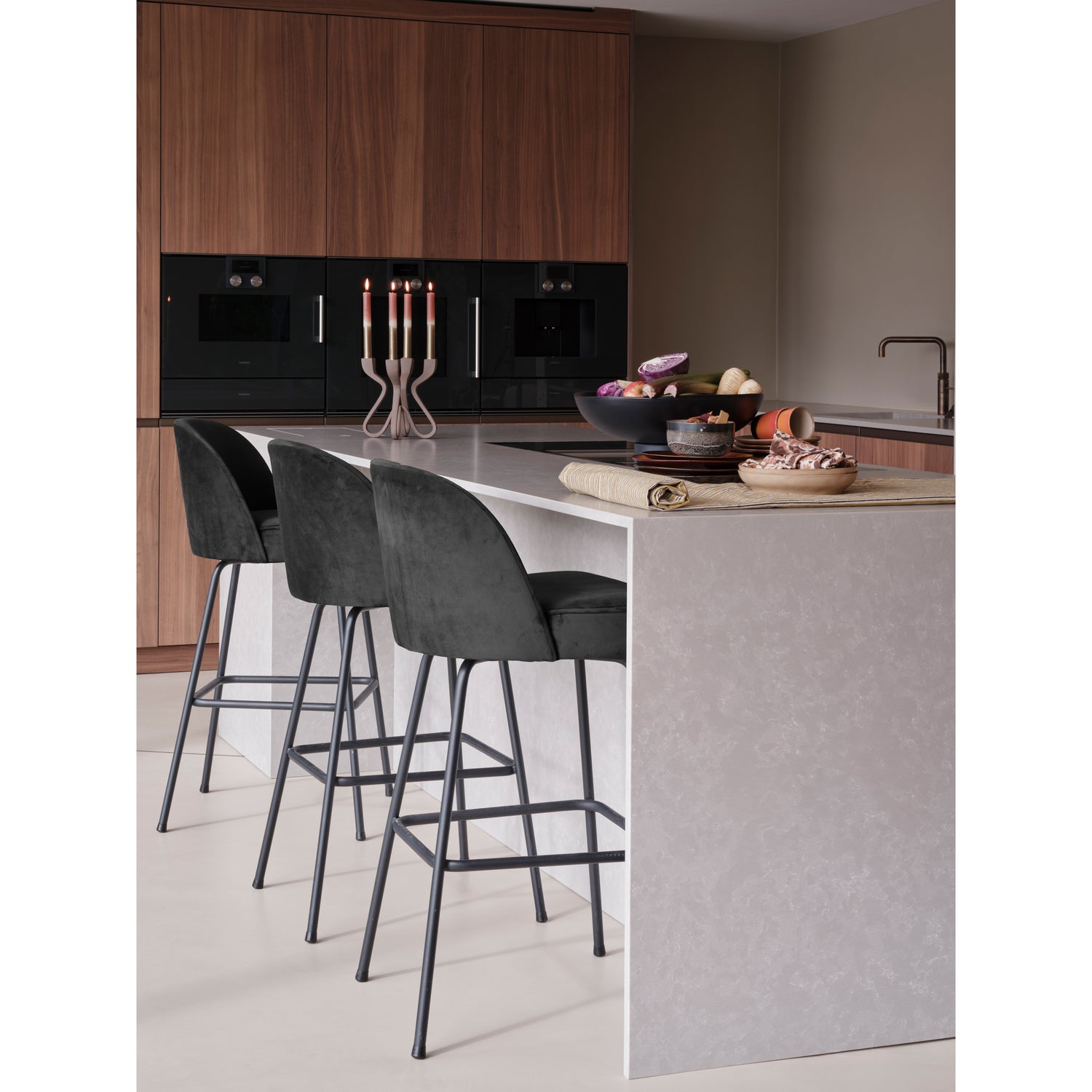 800293-Z-01_SF_BP_Vogue_barstoel_80cm_fluweel_zwart_PS.jpg?auto=webp&format=png&width=1500&height=1500