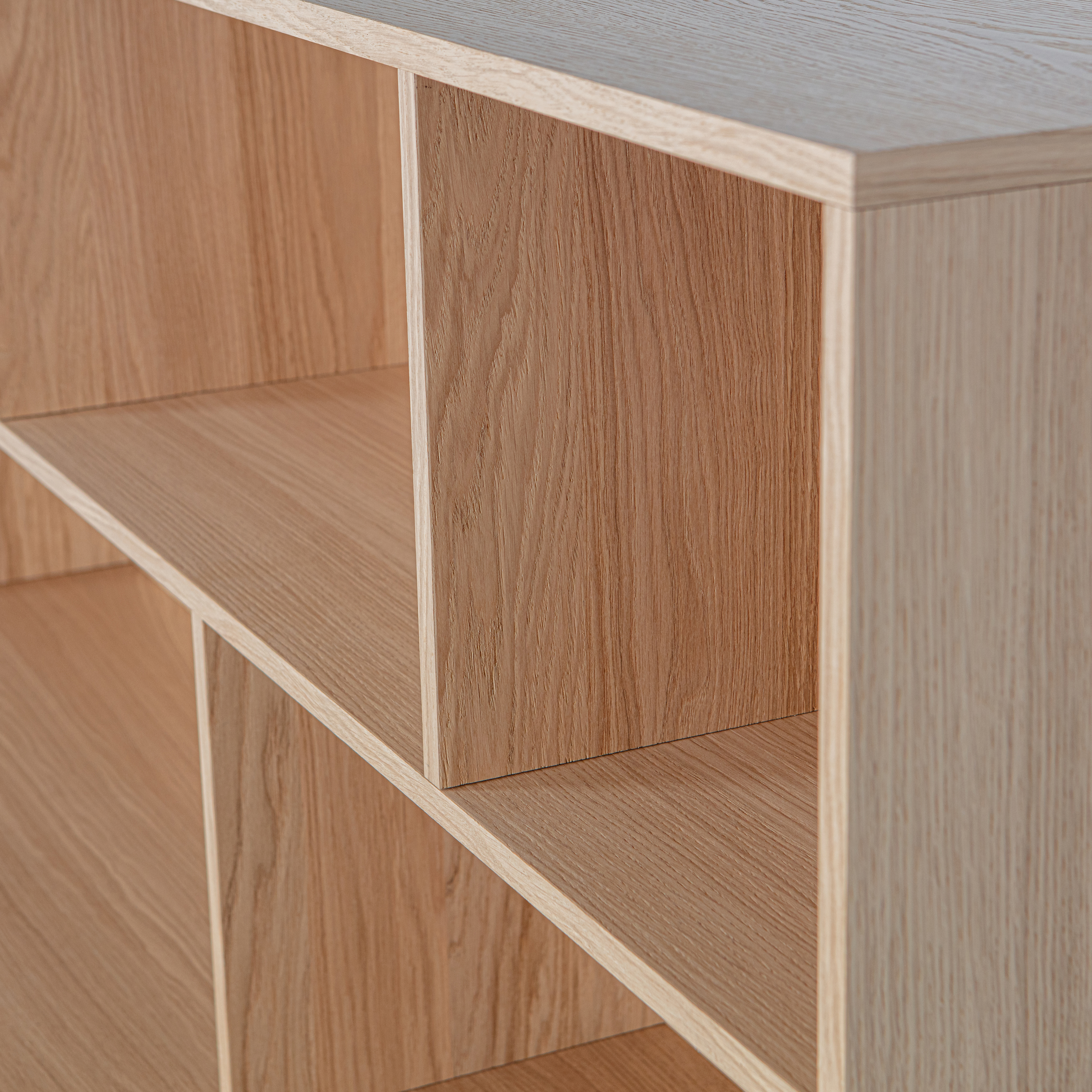 373585-B-01_VS_WE_New_Gravure_wandkast_eiken_blanke_lak_detail.jpg?auto=webp&format=png&width=1500&height=1500