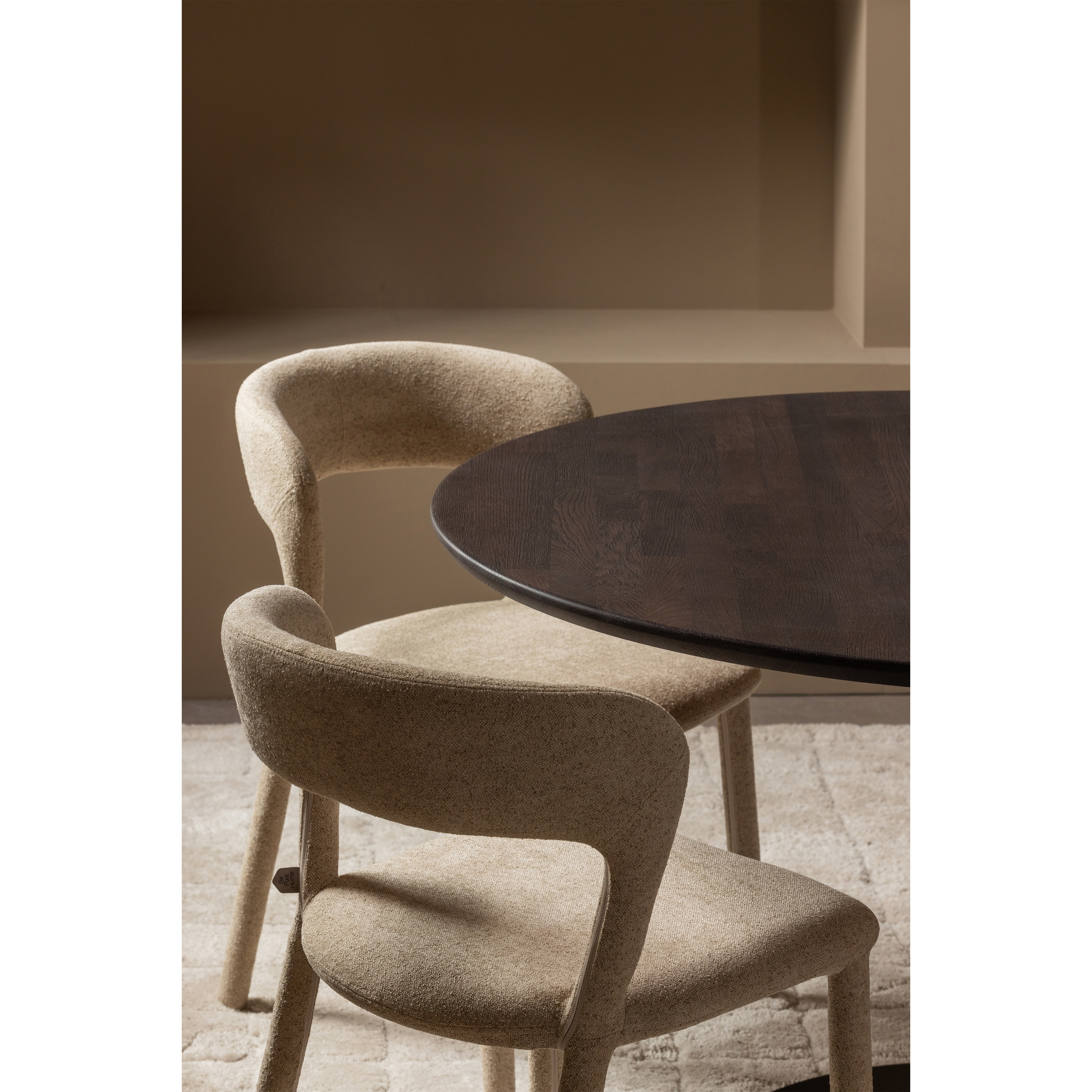 TB-RO-VL24-1190-373260-801419-Z-02_SF_FA_Tafelblad_rond_vingerlas_O120cm_mystic_brown_Tablo_ronde_poot_Noble.jpg?auto=webp&format=png&width=1500&height=1500