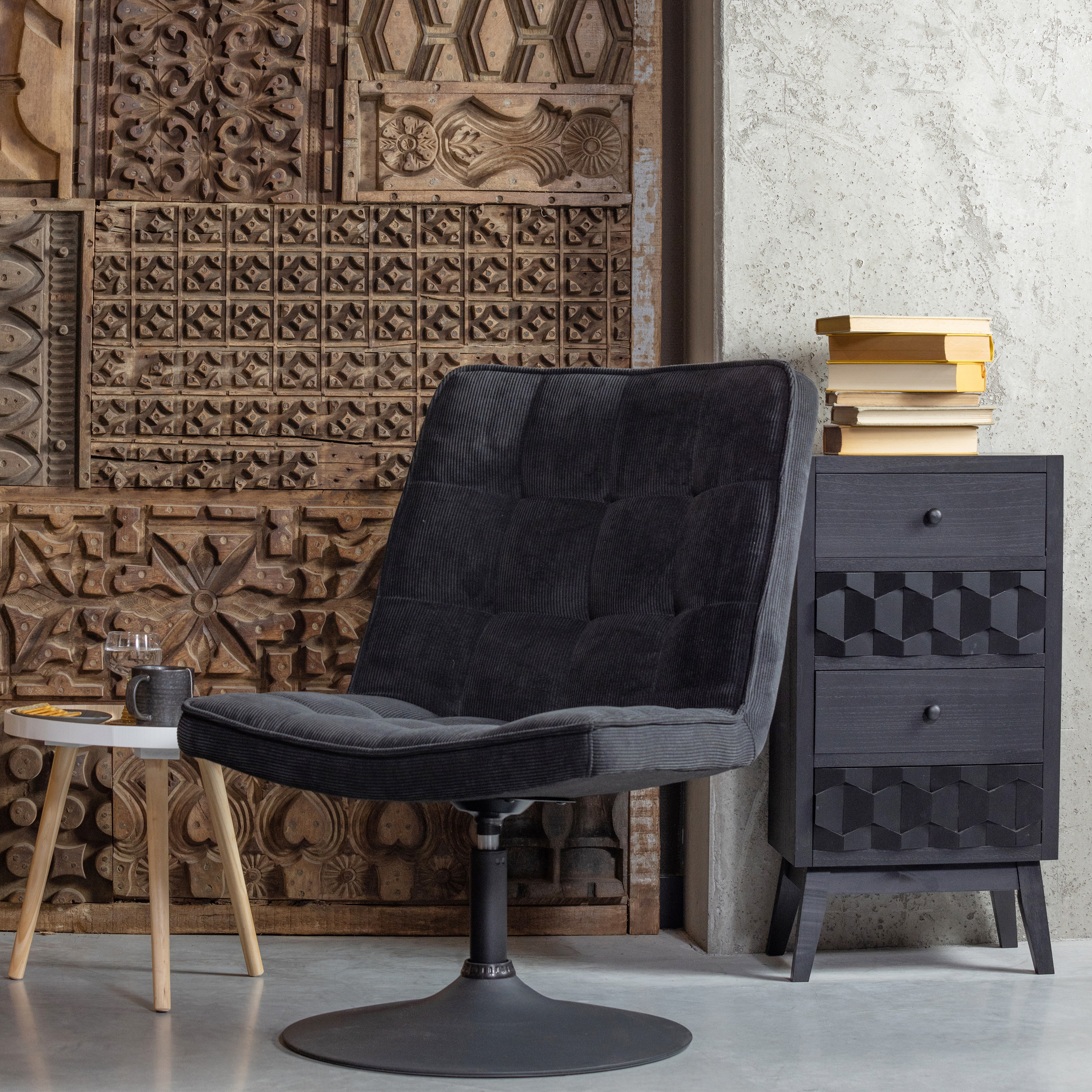 373498-Z-377329-Z-375426-N-01_SF_FA_Roan_draaifauteuil_ribcord_zwart_Rijk_ladenkastje_Sasha_bijzettafel_VIERKANT.jpg?auto=webp&format=png&width=1500&height=1500