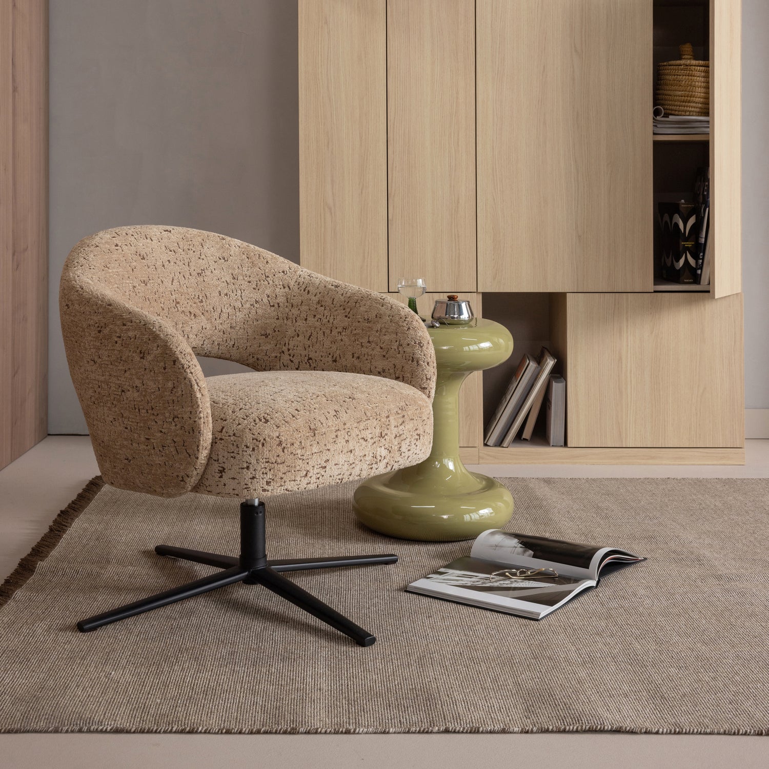 378091-Z__378062-G_02_SF_ES_Pico_draaifauteuil_zand_Trel_bijzettafel_groen_vierkant.jpg?auto=webp&format=png&width=1500&height=1500