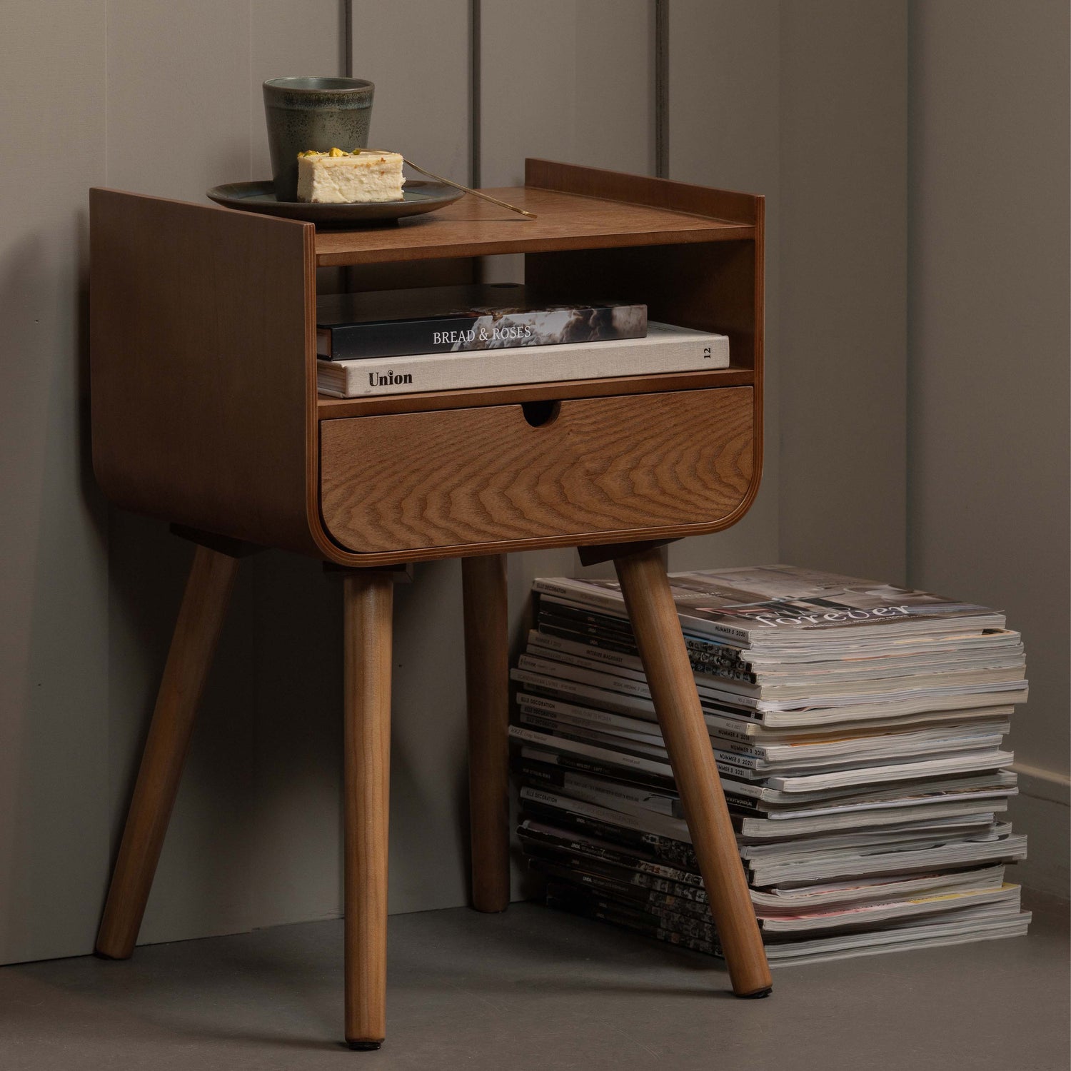 374156-N-374056-N_01_SF_FA_Nils_nachtkastje_bijzettafel_hout_zwart_vierkant.jpg?auto=webp&format=png&width=1500&height=1500