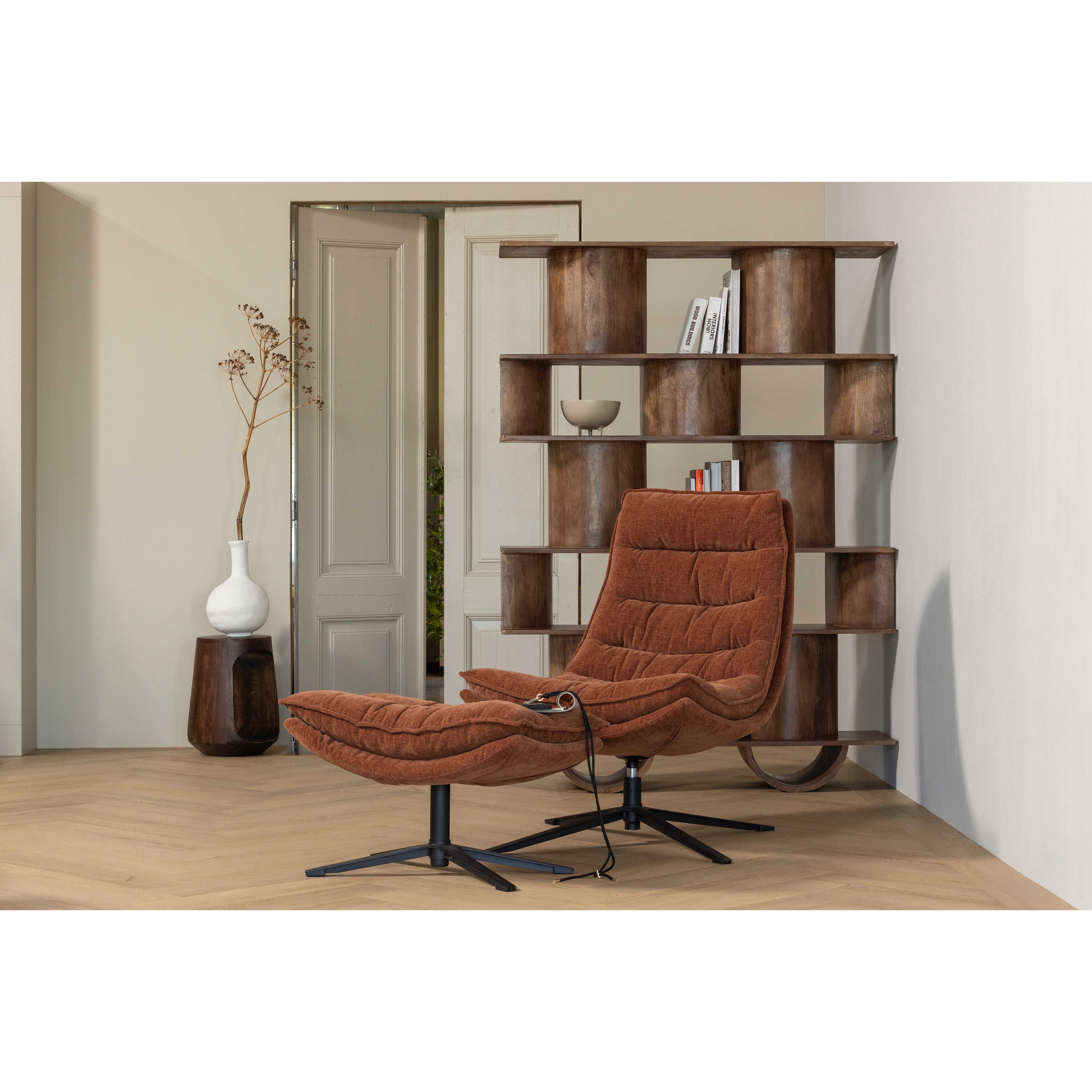 377553-B-377508-W-01_SF_WP_Sinne_boekenkast_hout_walnoot_180x130cm_Kube_draaifauteuil_met_hocker_bruin.png?auto=webp&format=png&width=1500&height=1500
