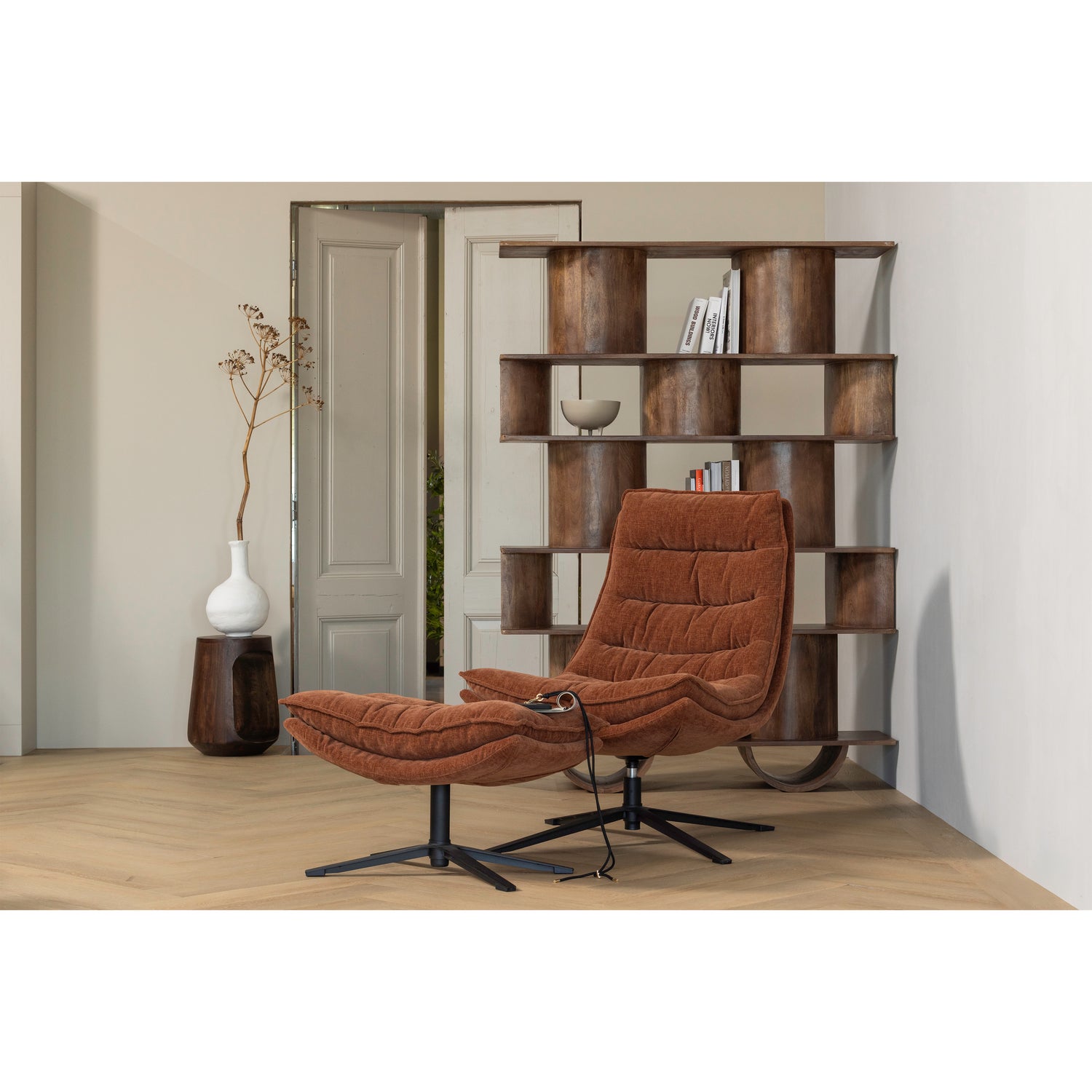 377553-B-377508-W-01_SF_WP_Sinne_boekenkast_hout_walnoot_180x130cm_Kube_draaifauteuil_met_hocker_bruin.png?auto=webp&format=png&width=1500&height=1500