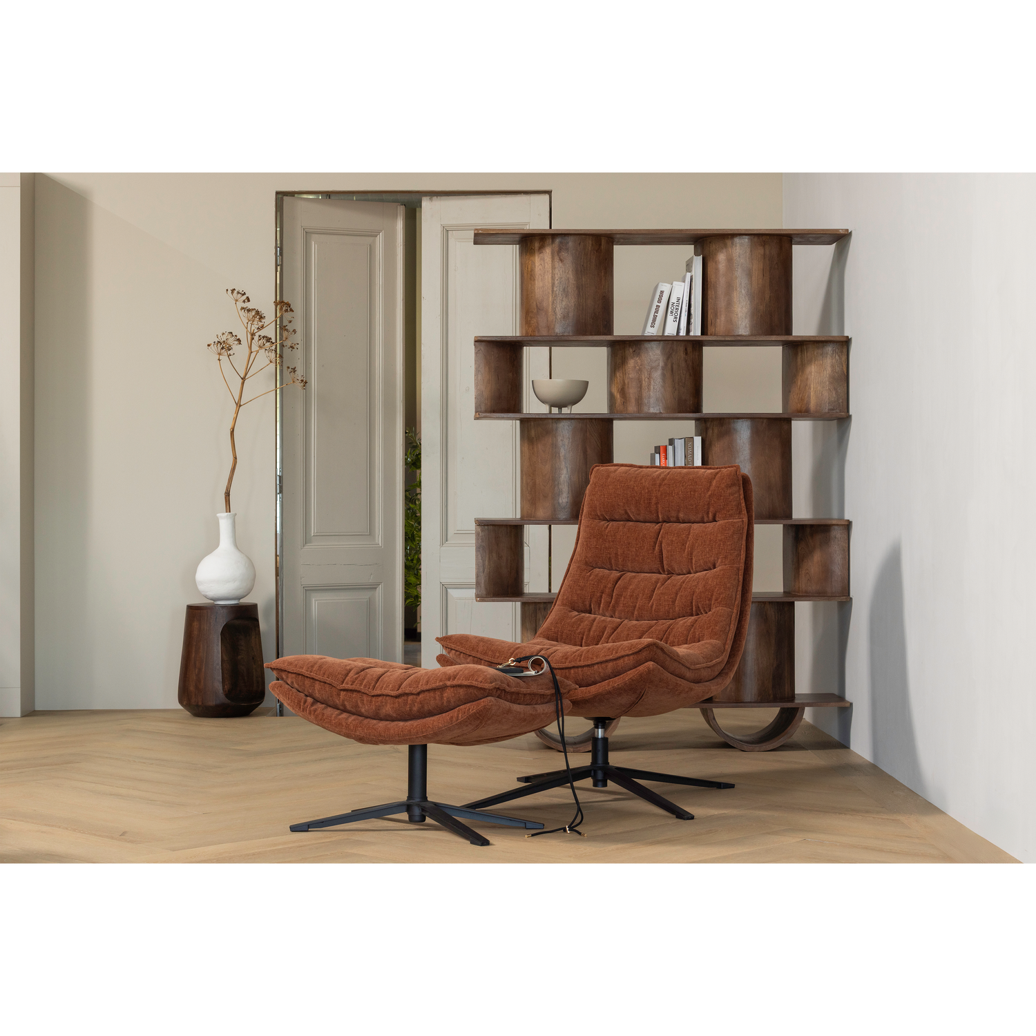 377553-B-377508-W-01_SF_WP_Sinne_boekenkast_hout_walnoot_180x130cm_Kube_draaifauteuil_met_hocker_bruin.png?auto=webp&format=png&width=1500&height=1500