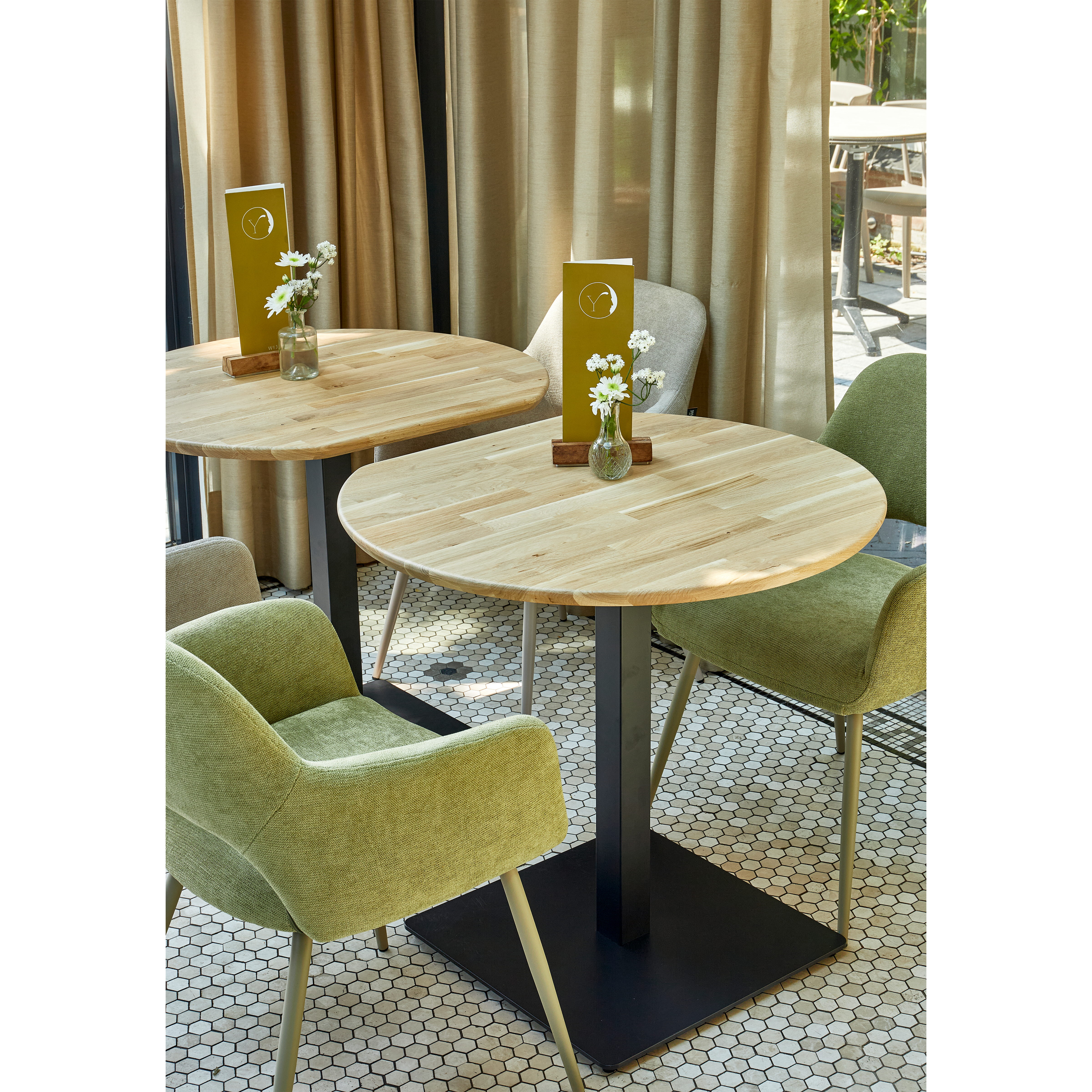 TB-BE-VL24-0790X0730-377345-374076-G-374076-N-01_SF_FA_Tafelblad_bistro_eind_vingerlas_O80cm_transparant_Bistro_vierkant_poot_Jenny.jpg?auto=webp&format=png&width=1500&height=1500