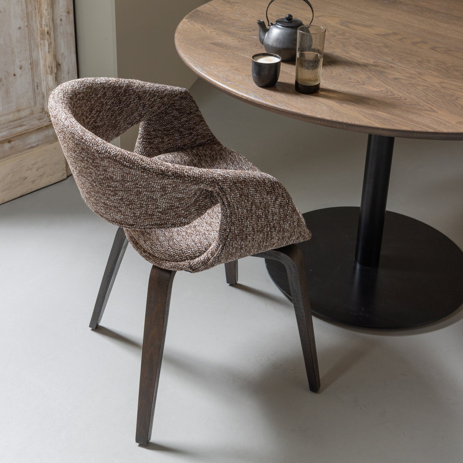 377505-BD-01_SF_FA_Yossi_eetkamerstoel_bruin_met_houten_poot_donkerbruin_vierkant.jpg?auto=webp&format=png&width=1500&height=1500