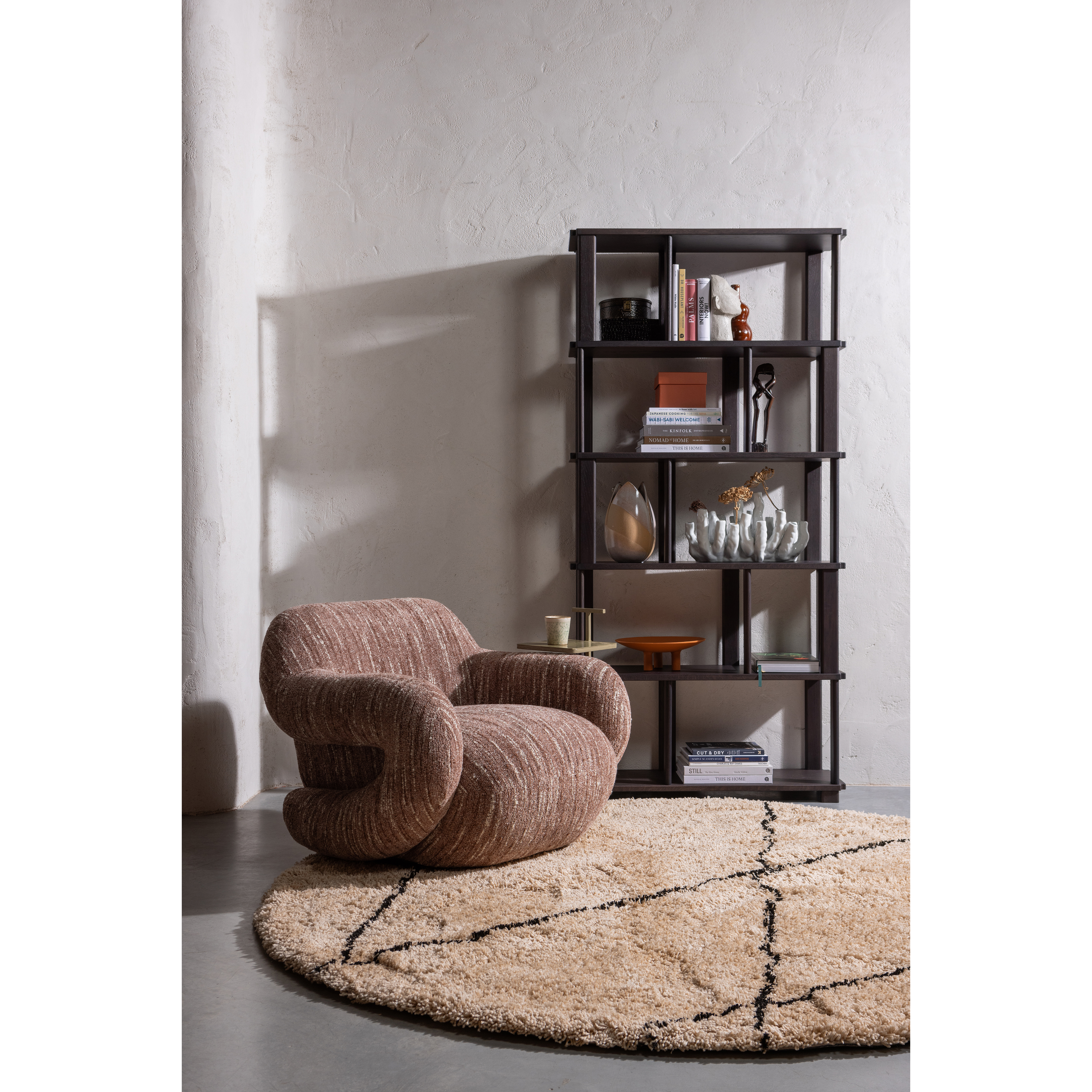 377499-M-377484-R-373527-W-375047-Z-02_SF_WE_Riss_boekenkast_Folke_fauteuil_naturel_Cleo_vloerkleed_Toste.jpg?auto=webp&format=png&width=1500&height=1500