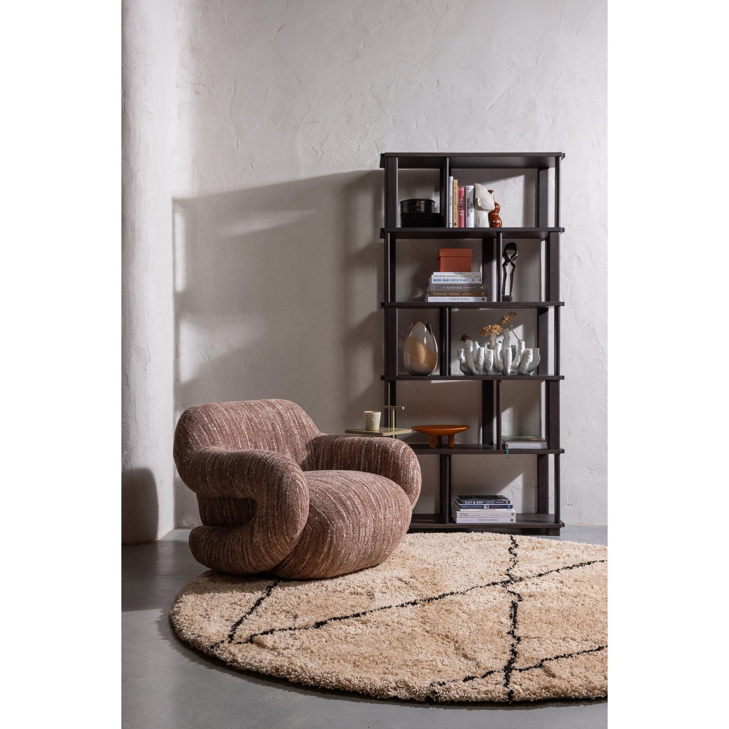 377499-M-377484-R-373527-W-375047-Z-02_SF_WE_Riss_boekenkast_Folke_fauteuil_naturel_Cleo_vloerkleed_Toste.jpg?auto=webp&format=png&width=1500&height=1500