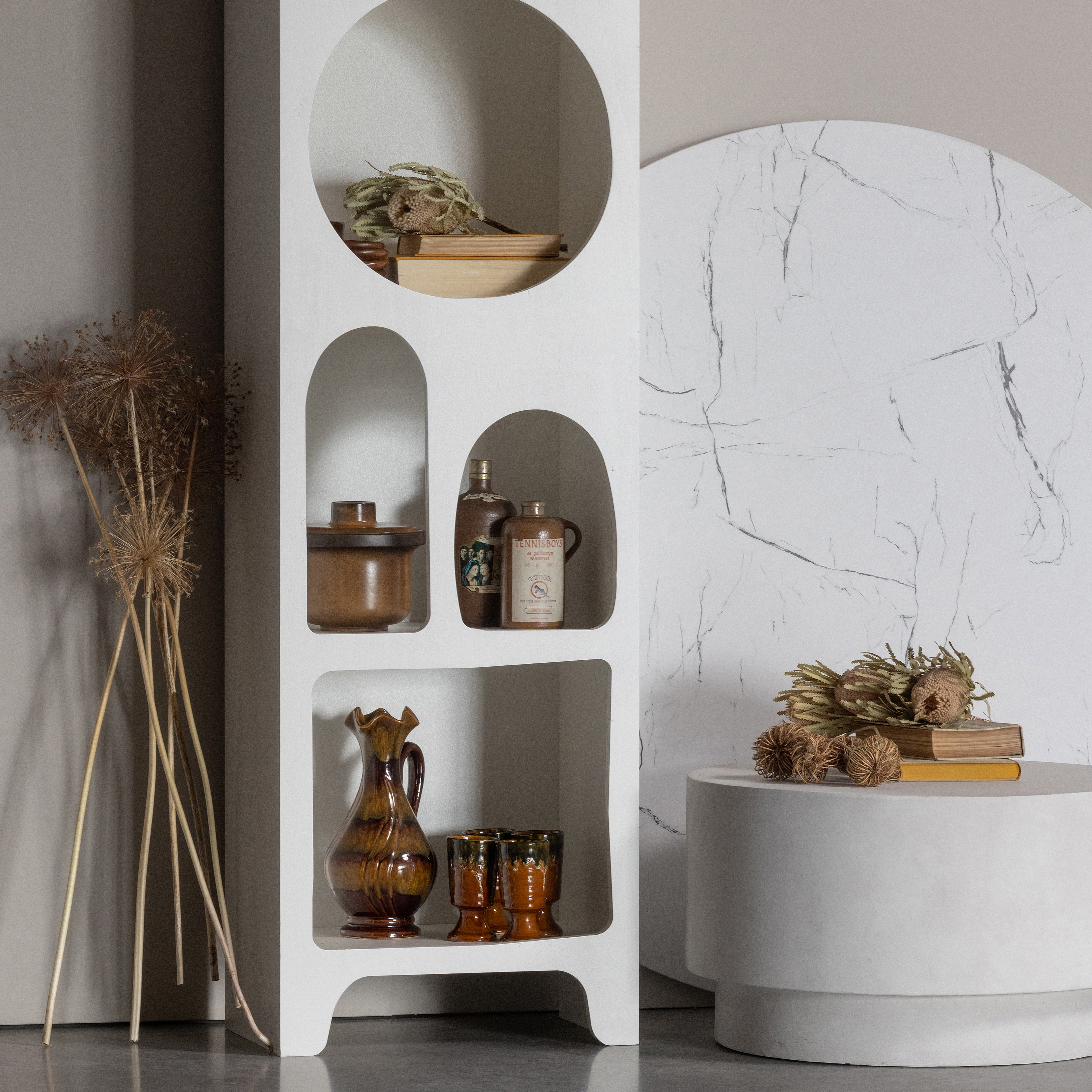 373438-W-375447-W-01_SF_KW_Caz_vakkenkast_smal_wit_Dean_salontafel_medium_betonlook_wit_34xo60cm_VIERKANT.jpg?auto=webp&format=png&width=1500&height=1500