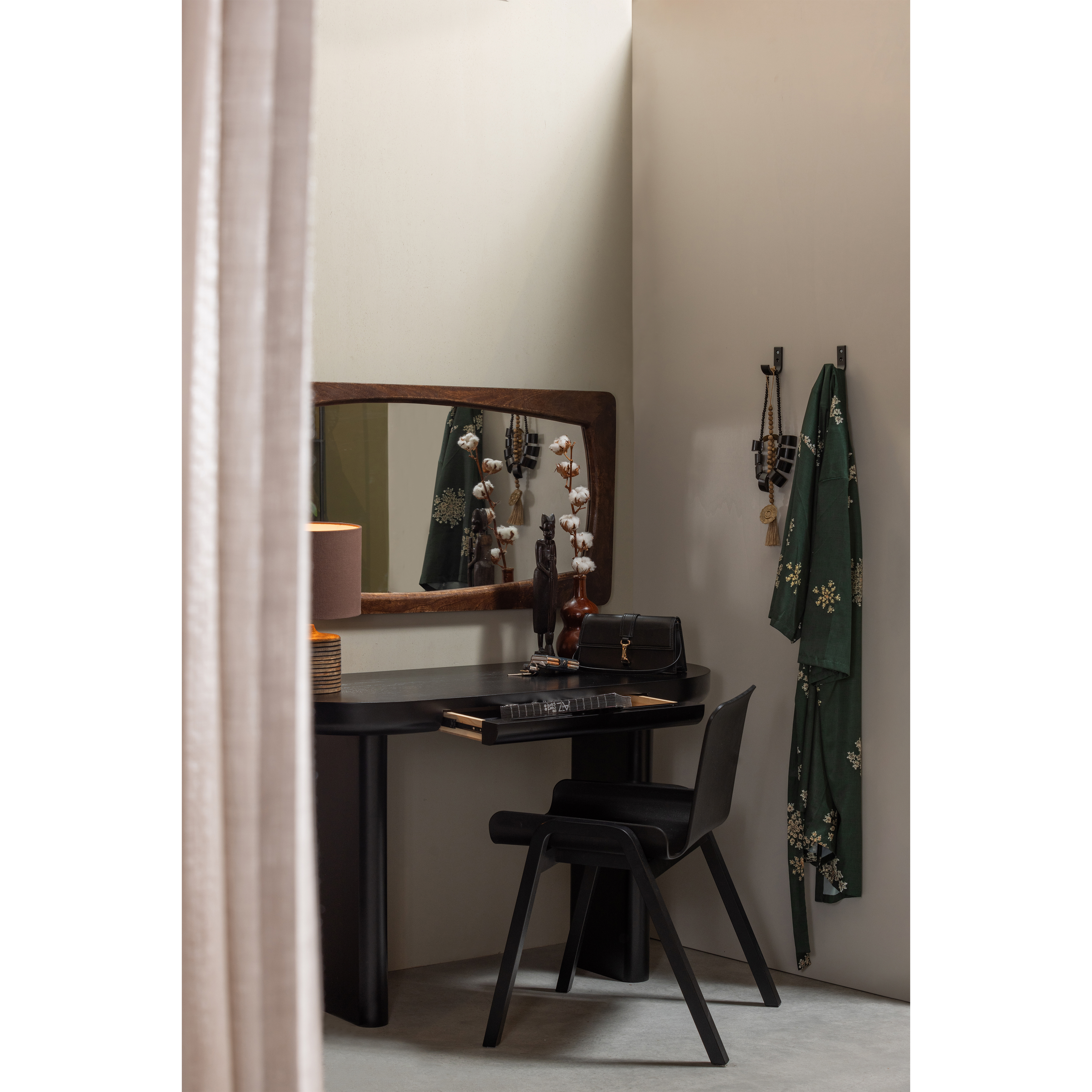 377389-Z-377390-Z-375296-W-02_SF_WE_Mael_bureau_sidetable_Molly_zwart_Lima_spiegel.jpg?auto=webp&format=png&width=1500&height=1500