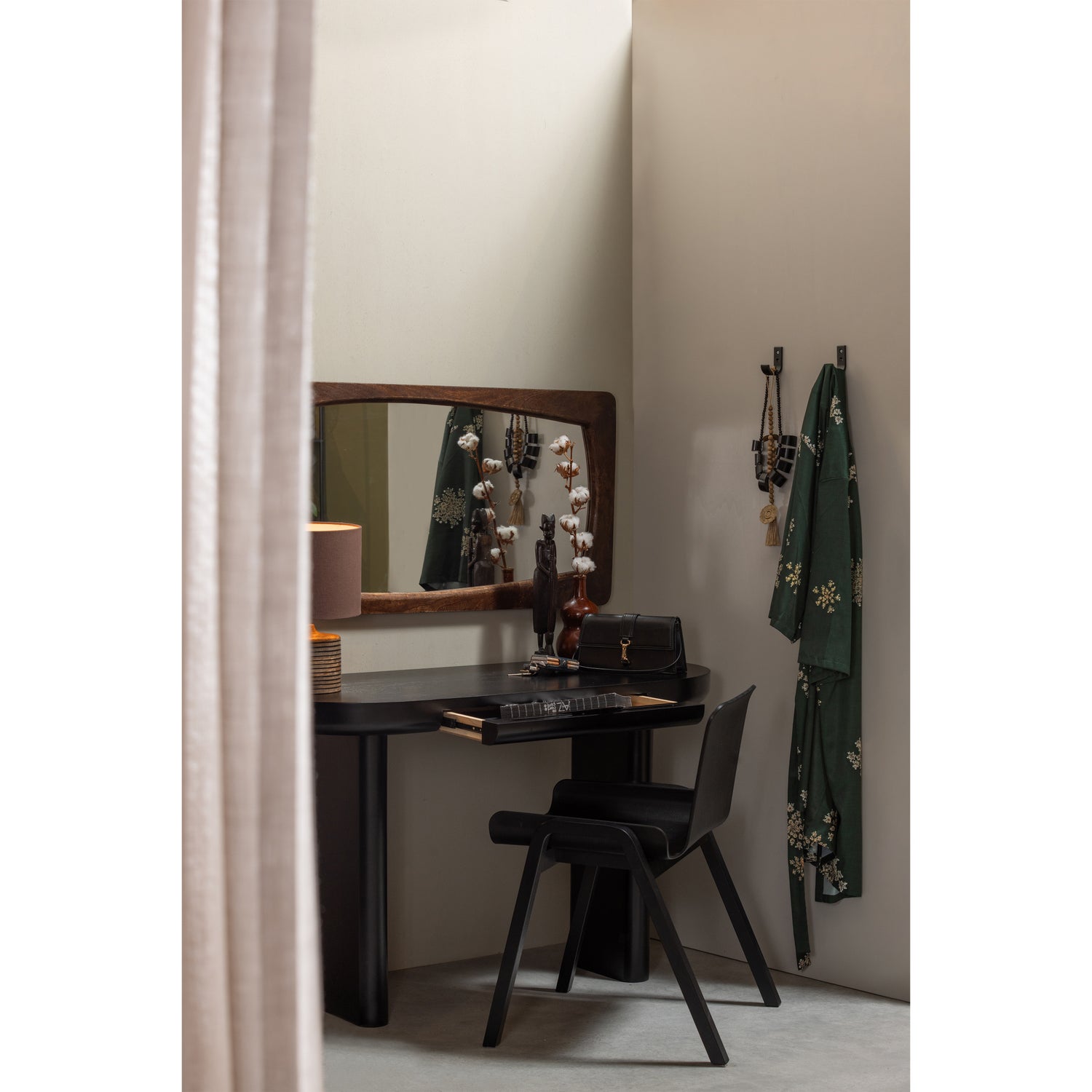 377389-Z-377390-Z-375296-W-02_SF_WE_Mael_bureau_sidetable_Molly_zwart_Lima_spiegel.jpg?auto=webp&format=png&width=1500&height=1500