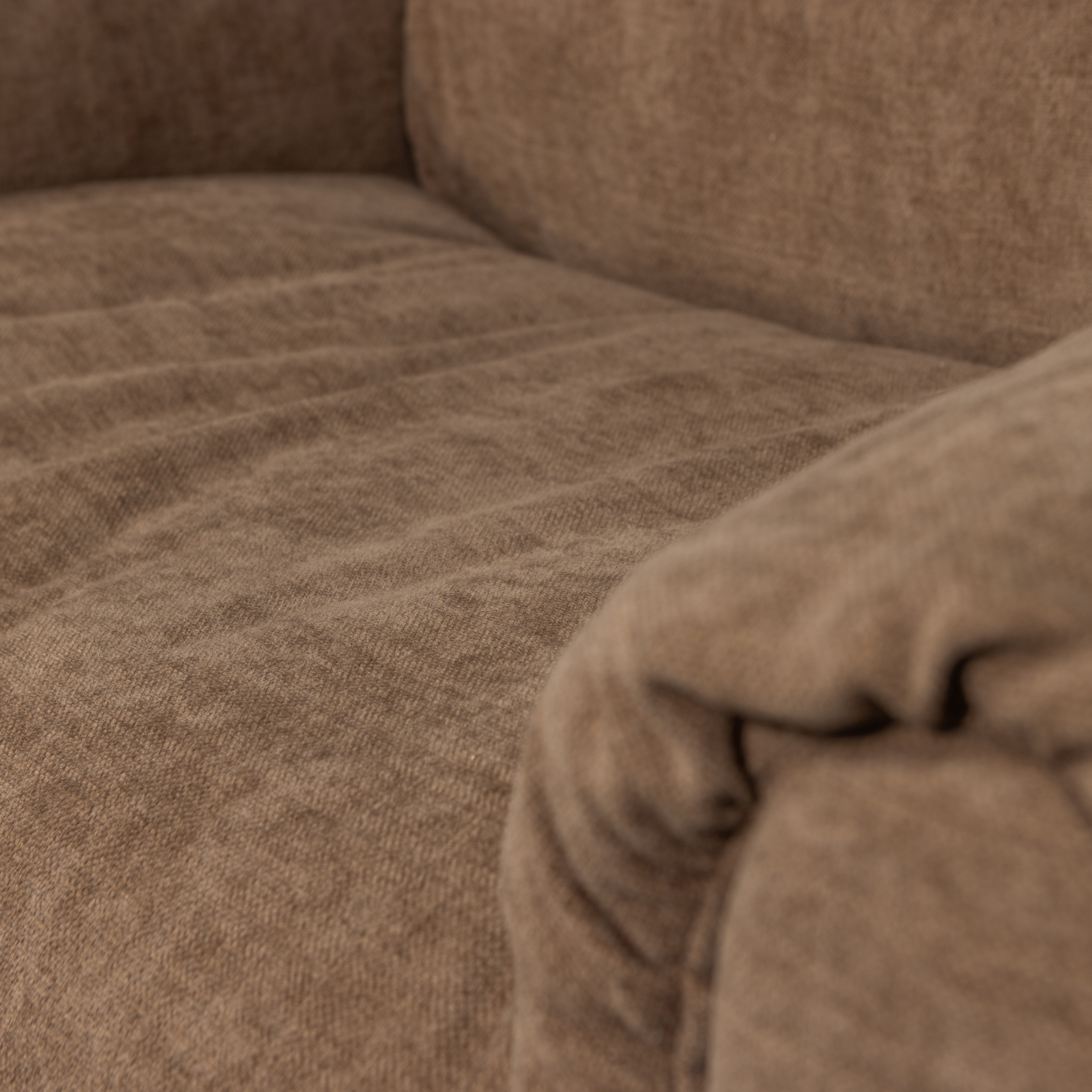 377525-BR-01_VS_WE_Baggy_loveseat_geweven_chenille_bruin_detail_C1.png?auto=webp&format=png&width=1500&height=1500