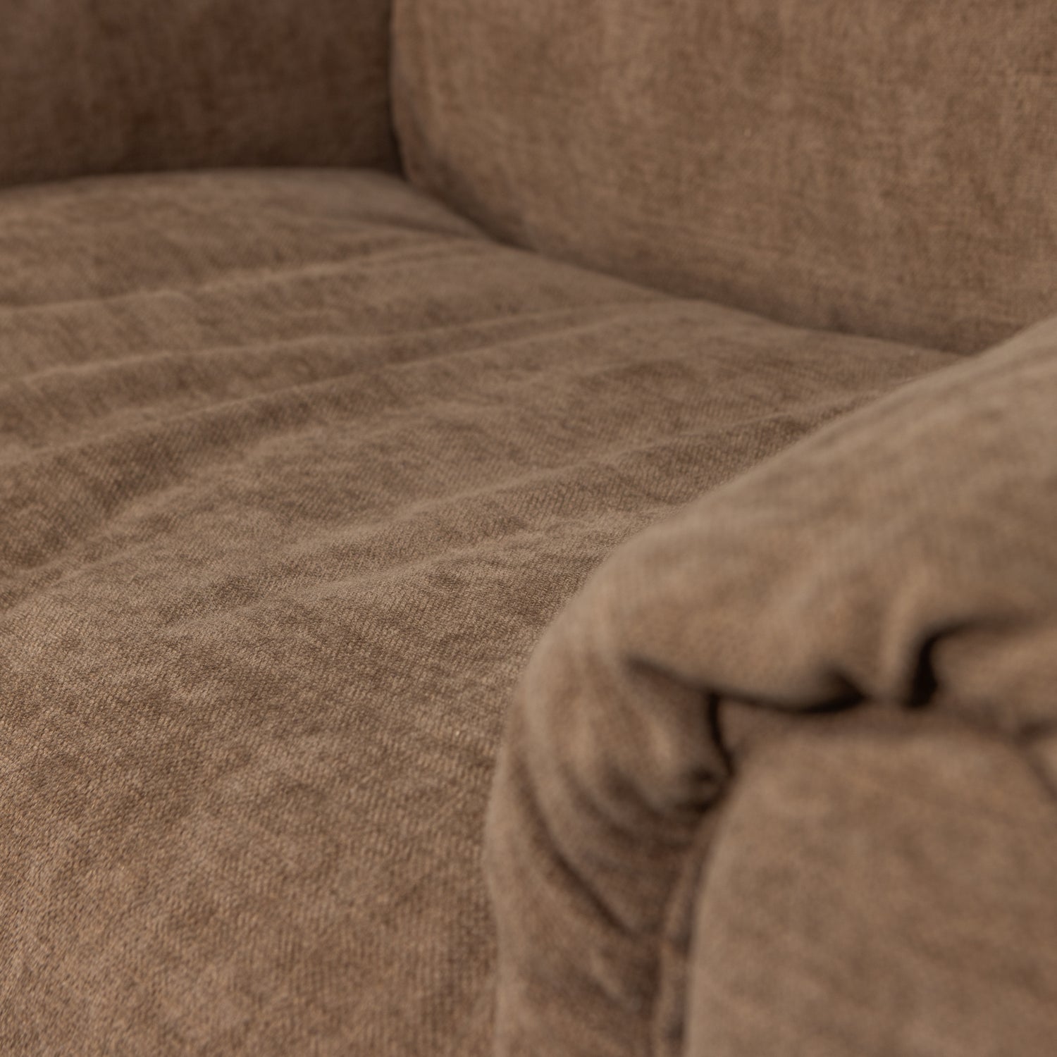 377525-BR-01_VS_WE_Baggy_loveseat_geweven_chenille_bruin_detail_C1.png?auto=webp&format=png&width=1500&height=1500